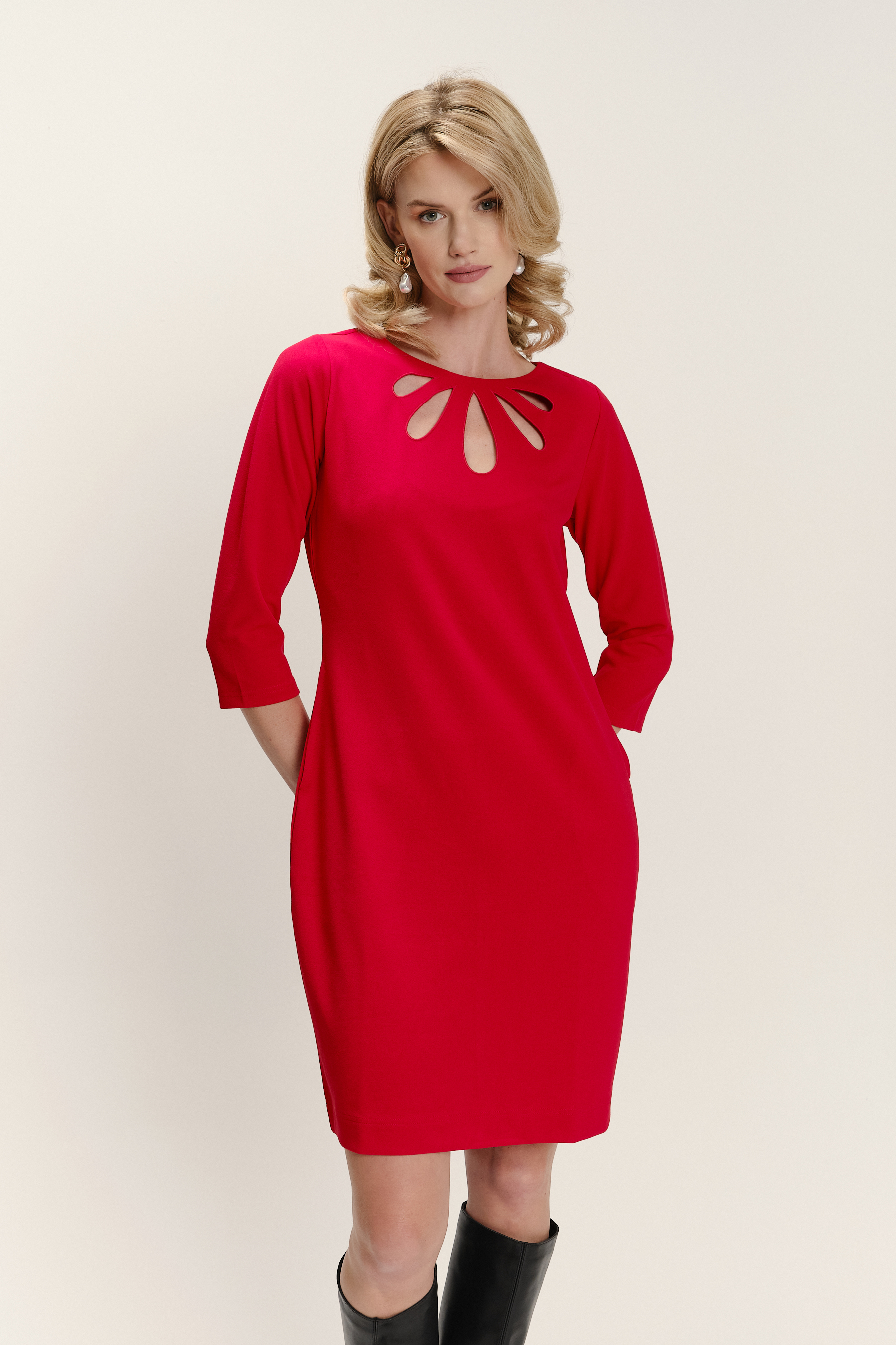 Elegancka czerwona sukienka z ażurowym dekoltem