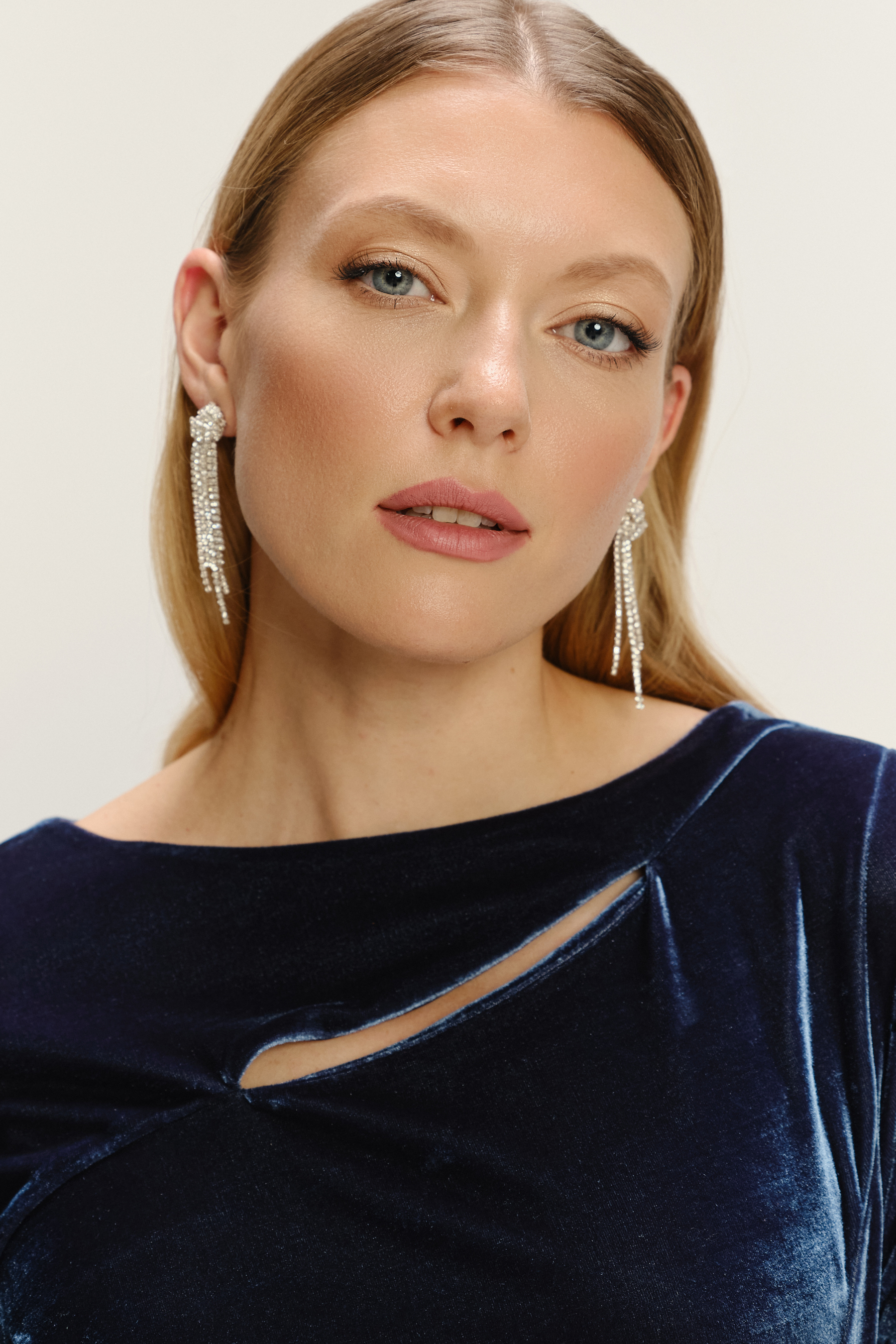 Dopasowana welurowa sukienka z ozdobnym rozcięciem ciemny granat