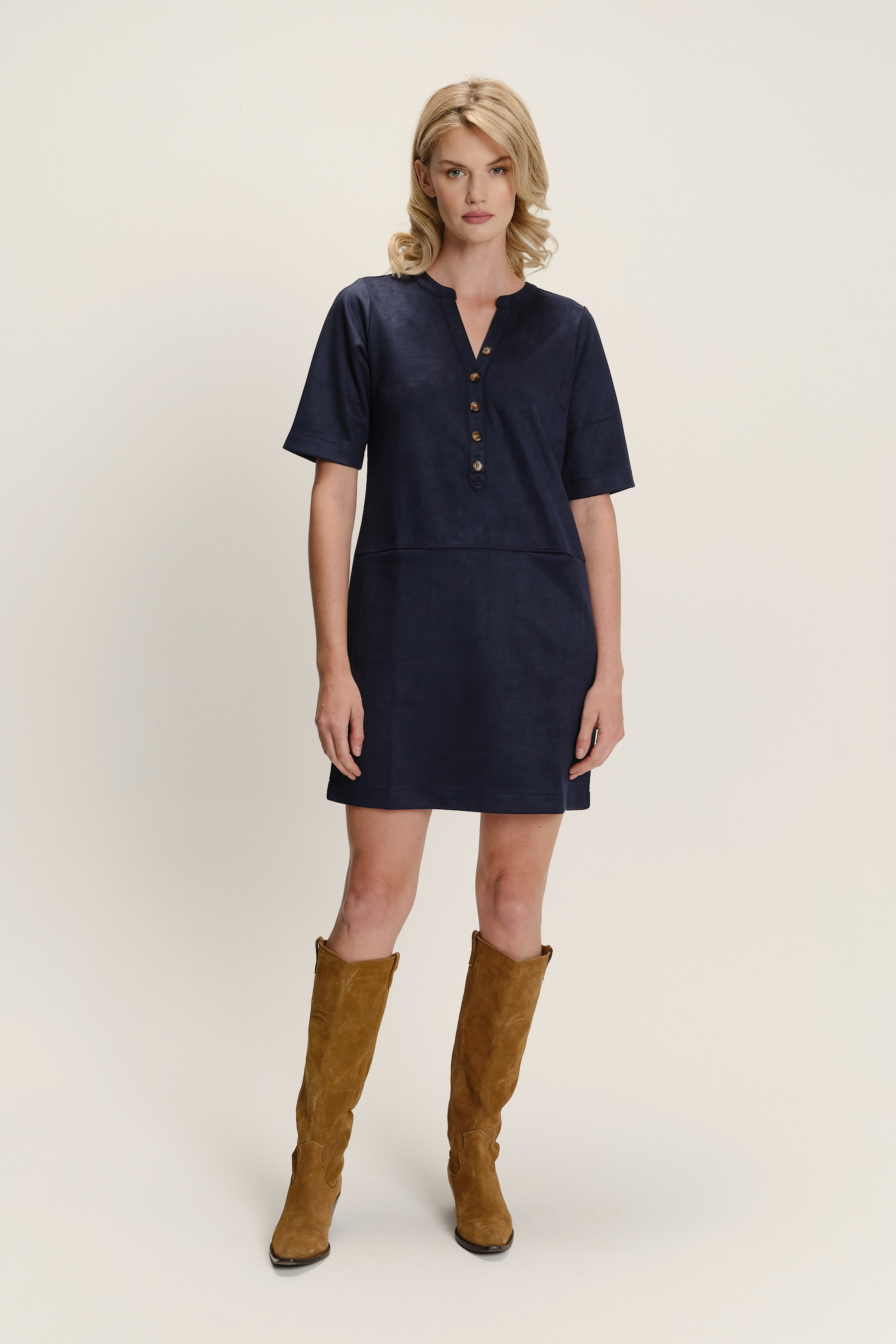 Granatowa sukienka z dekoltem V i subtelnymi guziczkami
