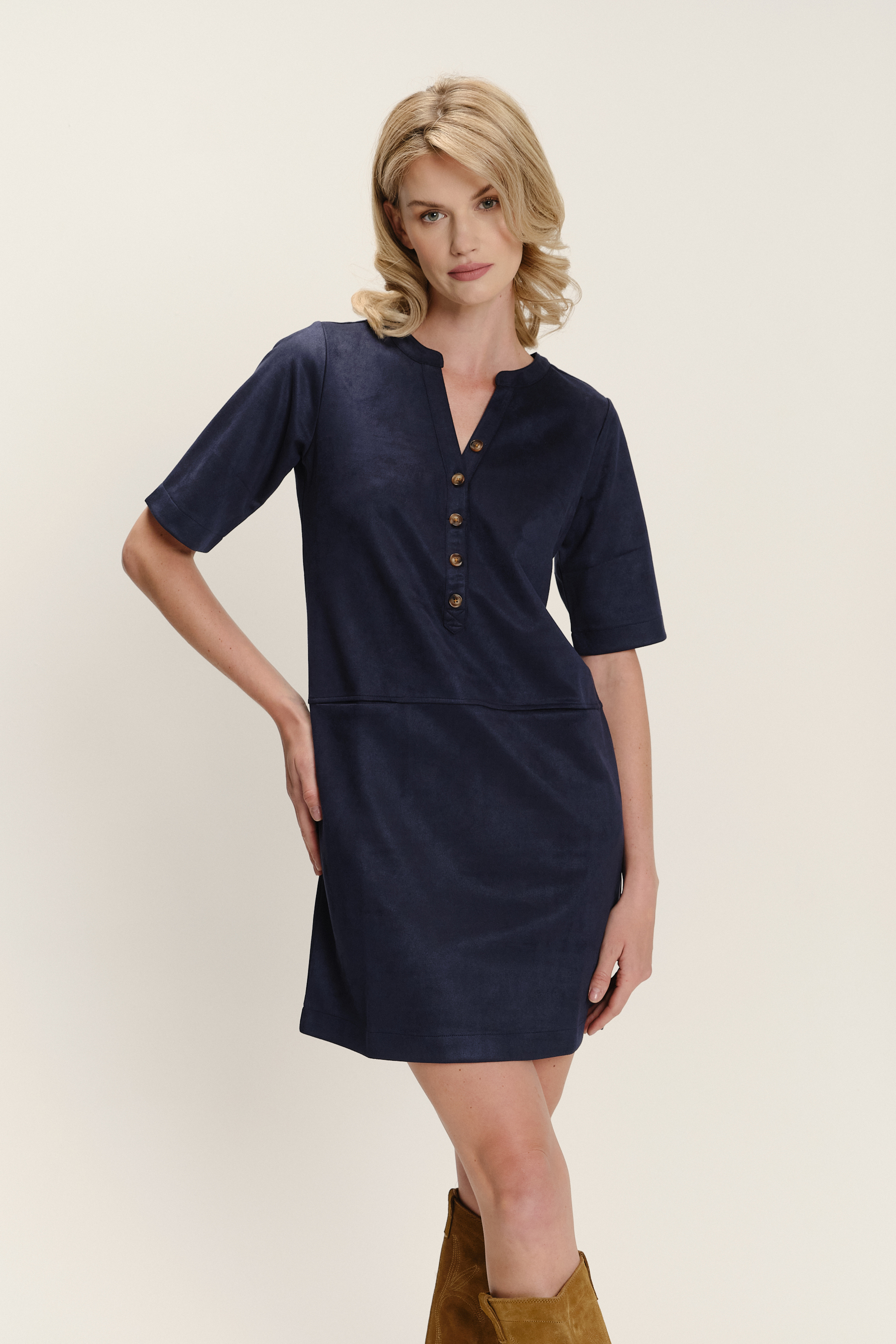 Granatowa sukienka z dekoltem V i subtelnymi guziczkami