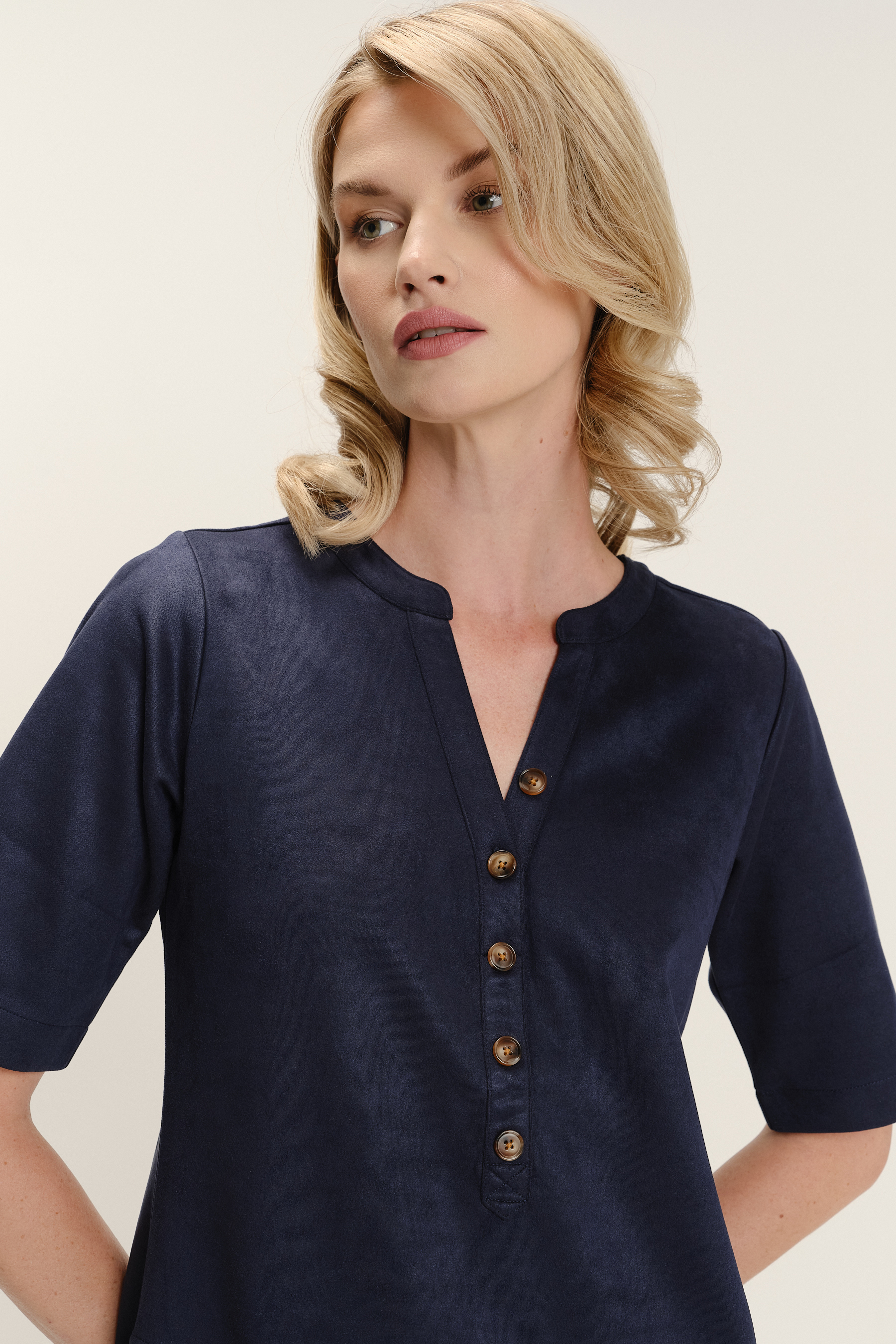 Granatowa sukienka z dekoltem V i subtelnymi guziczkami