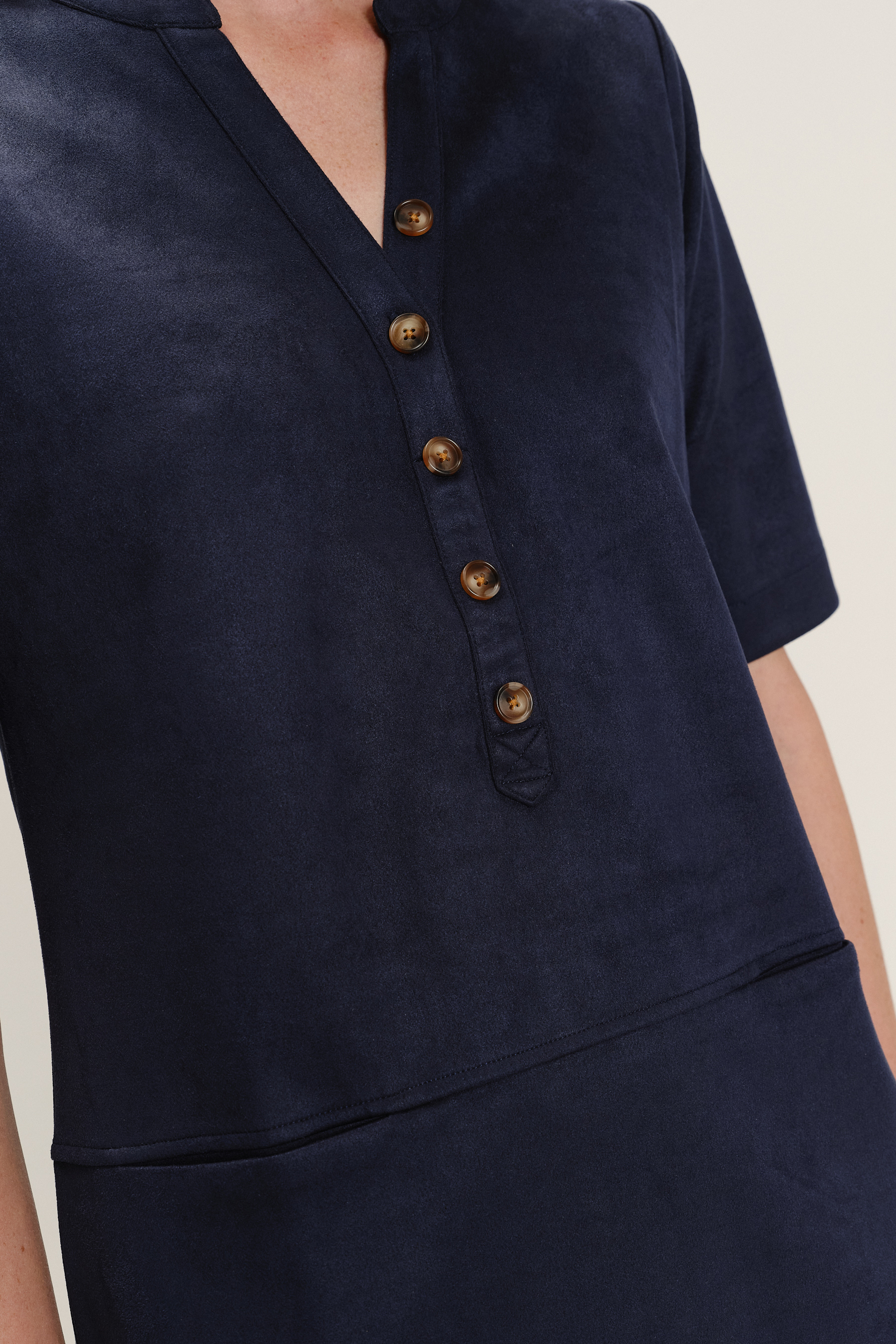 Granatowa sukienka z dekoltem V i subtelnymi guziczkami