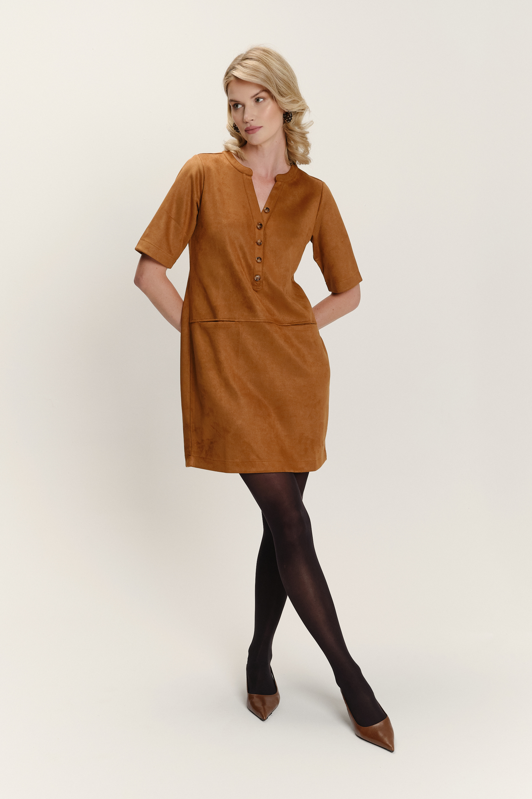 Karmelowa sukienka z dekoltem zapinanym na szereg małych guzików