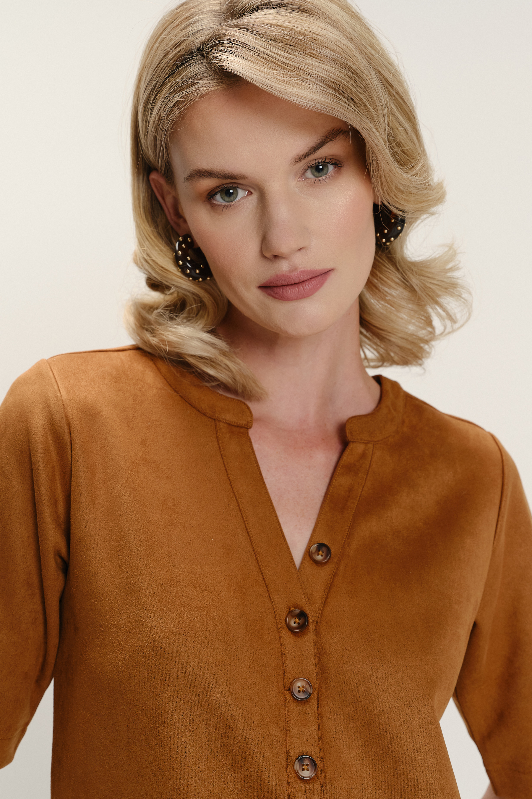 Karmelowa sukienka z dekoltem zapinanym na szereg małych guzików