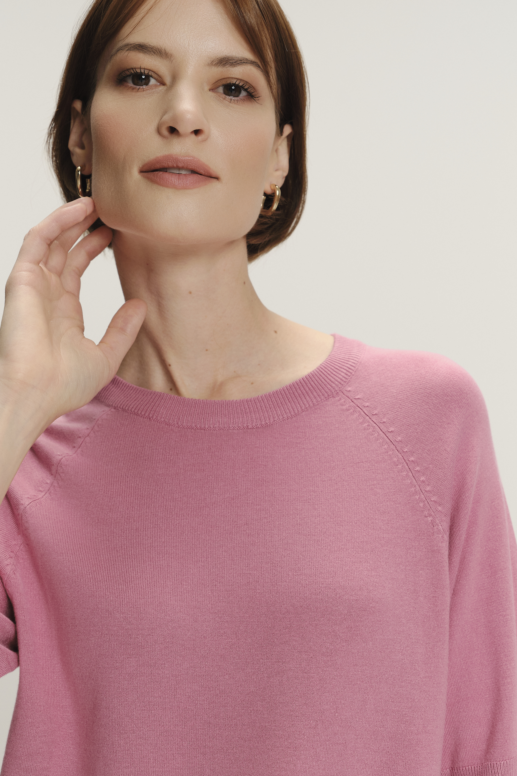 Różowy sweter z krótkim rękawem