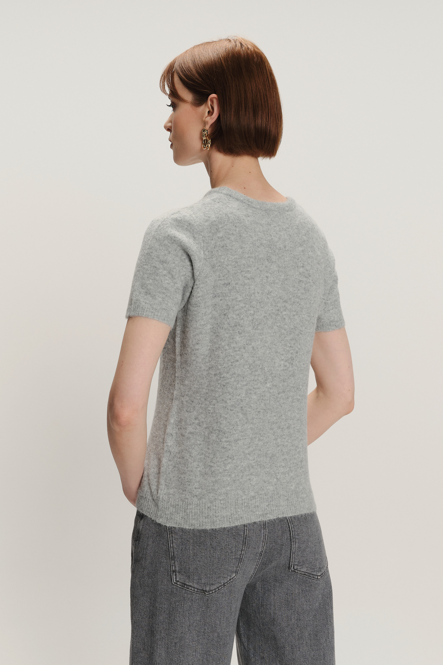 Dopasowany sweter z krótkim rękawem szary