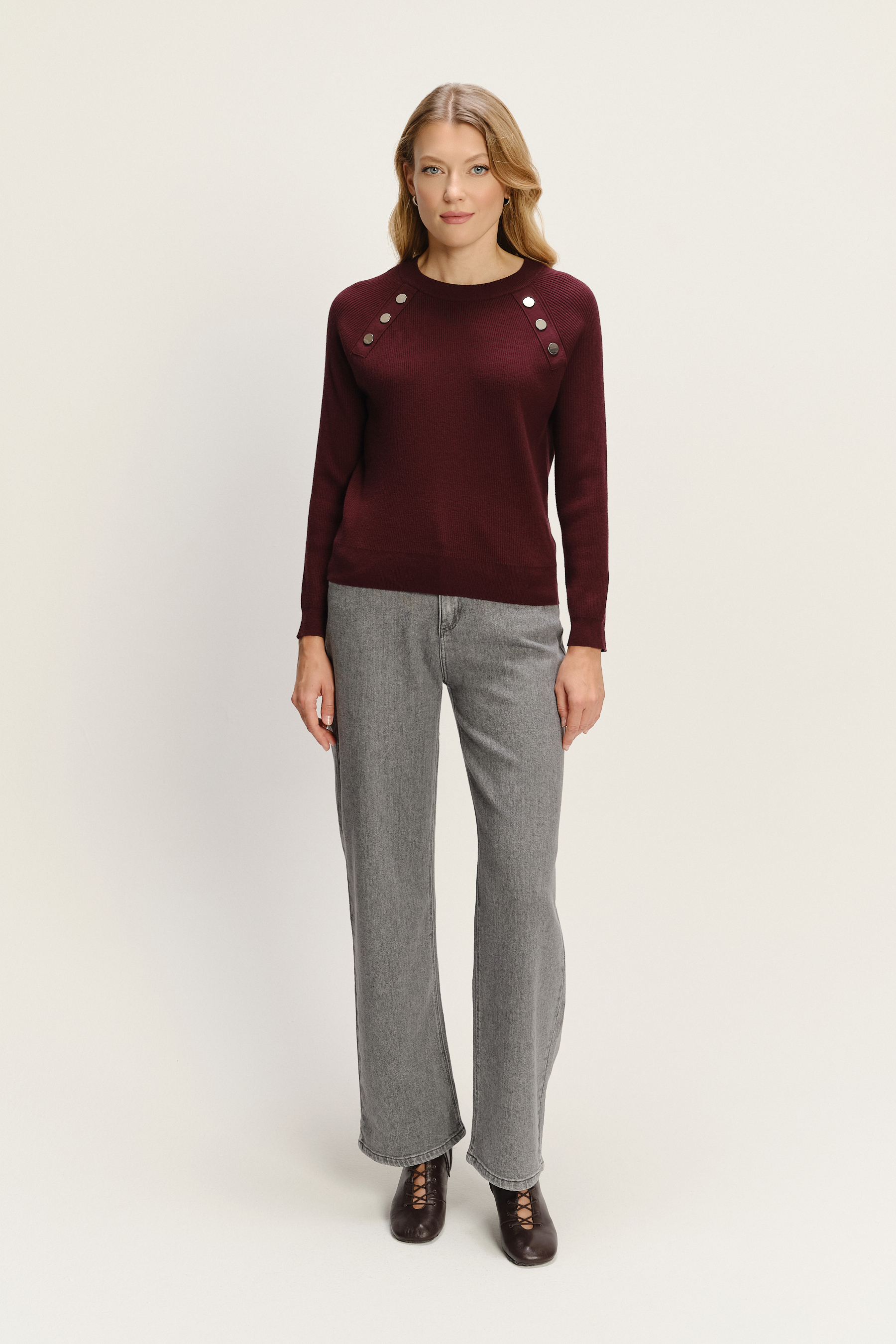 Burgundowy sweter z miękkiej dzianiny