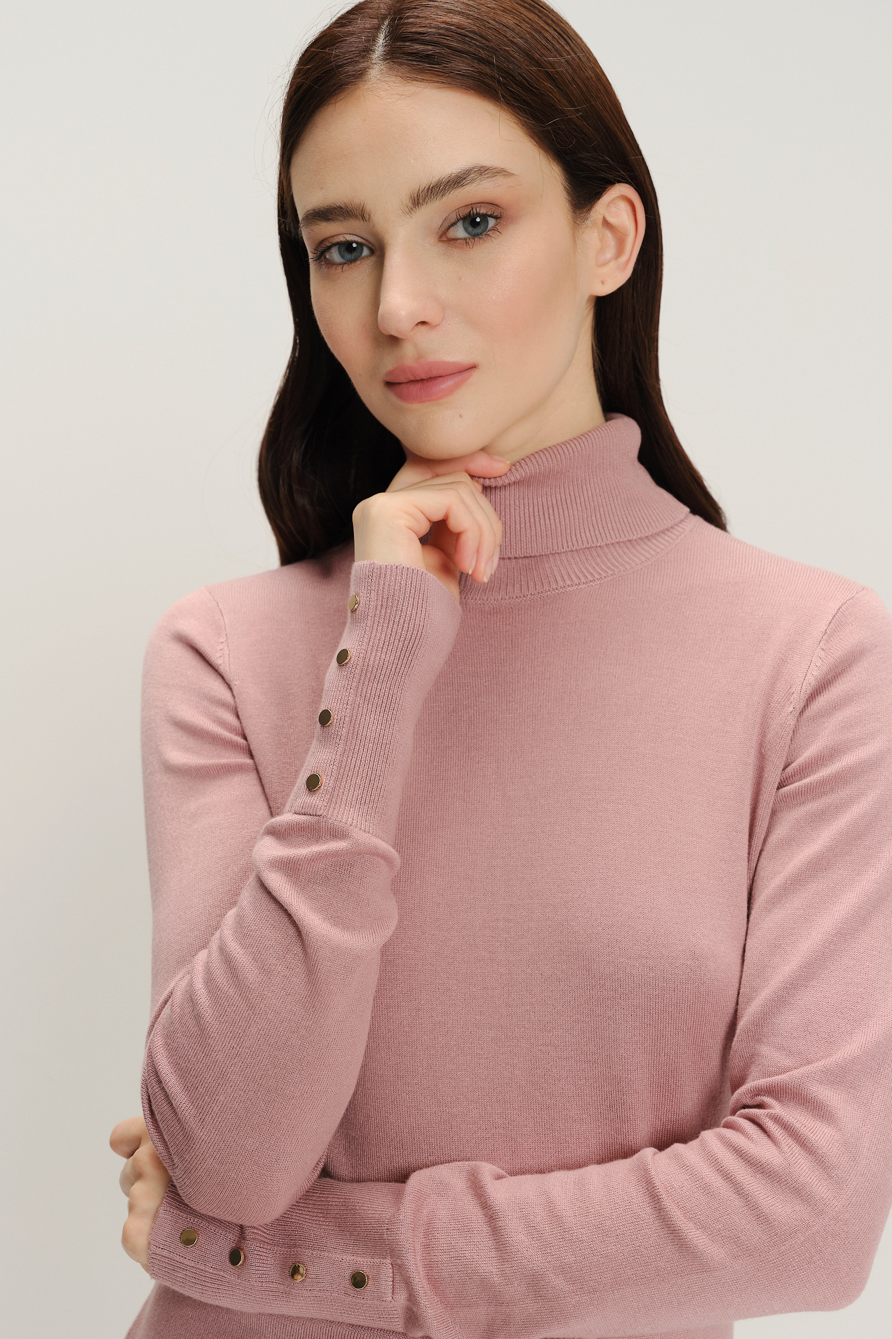 Sweter z golfem w kolorze pudrowo-różowym 