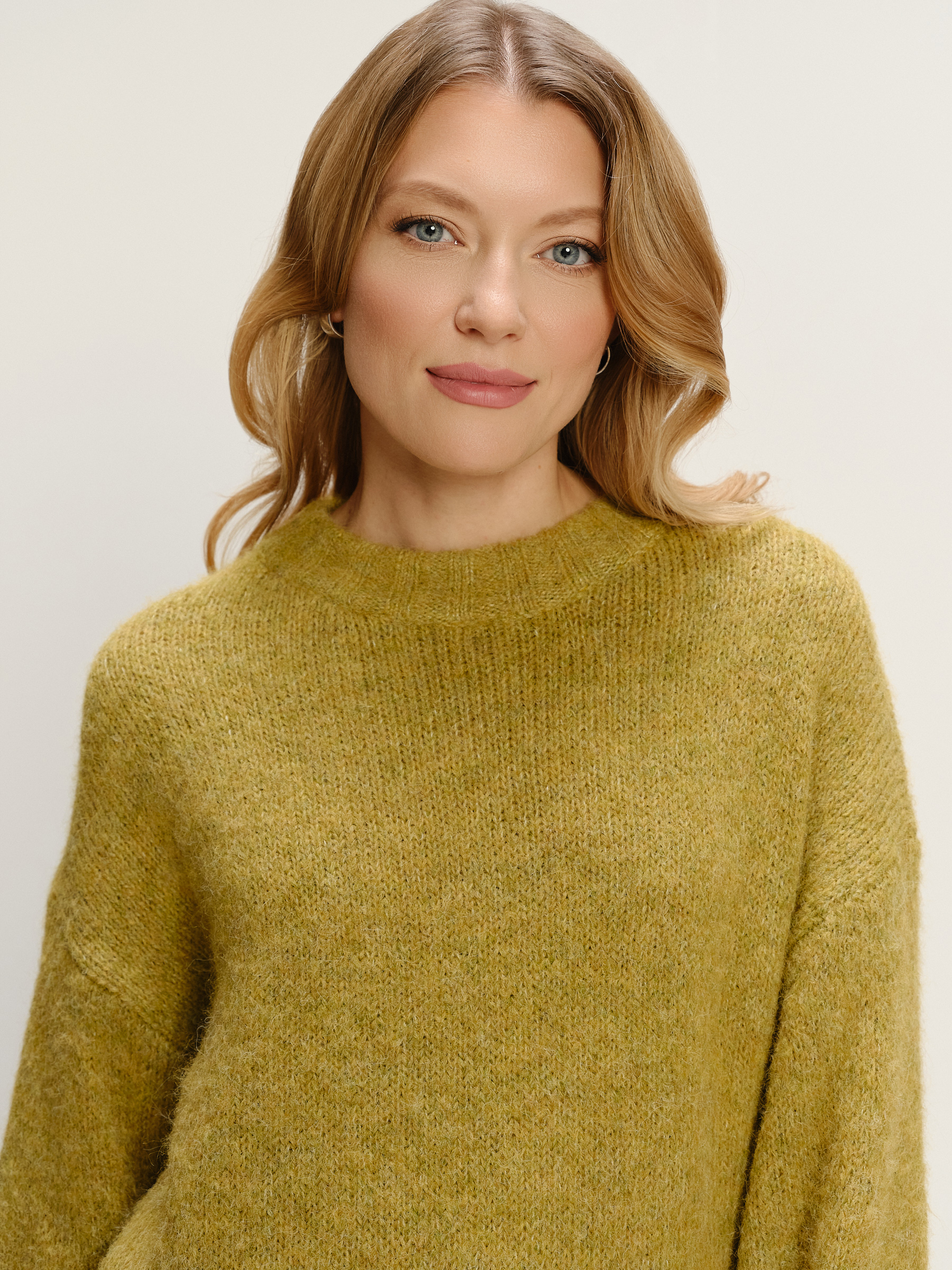 Efektowny zielony sweter oversize 