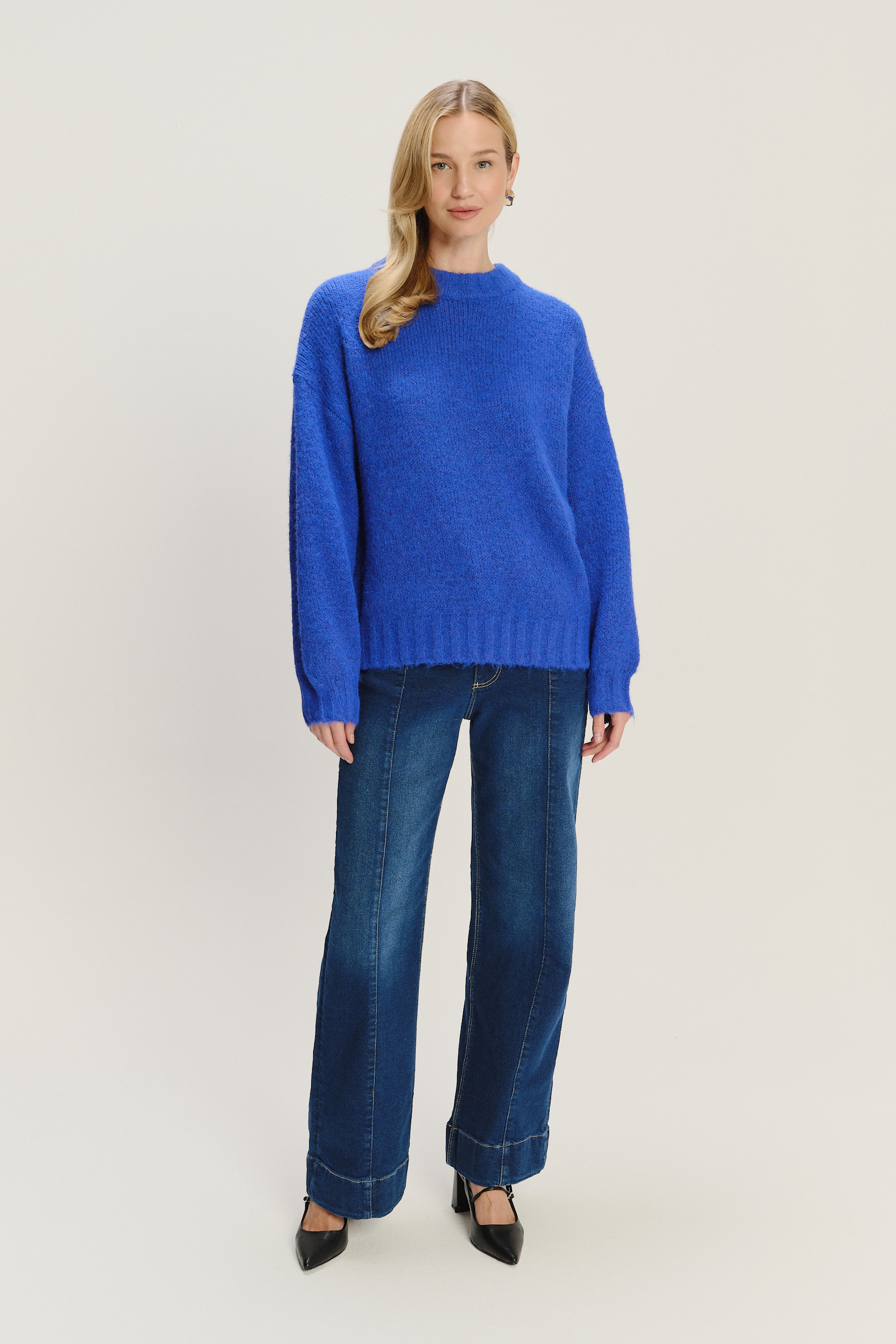 Ciepły niebieski sweter oversize 