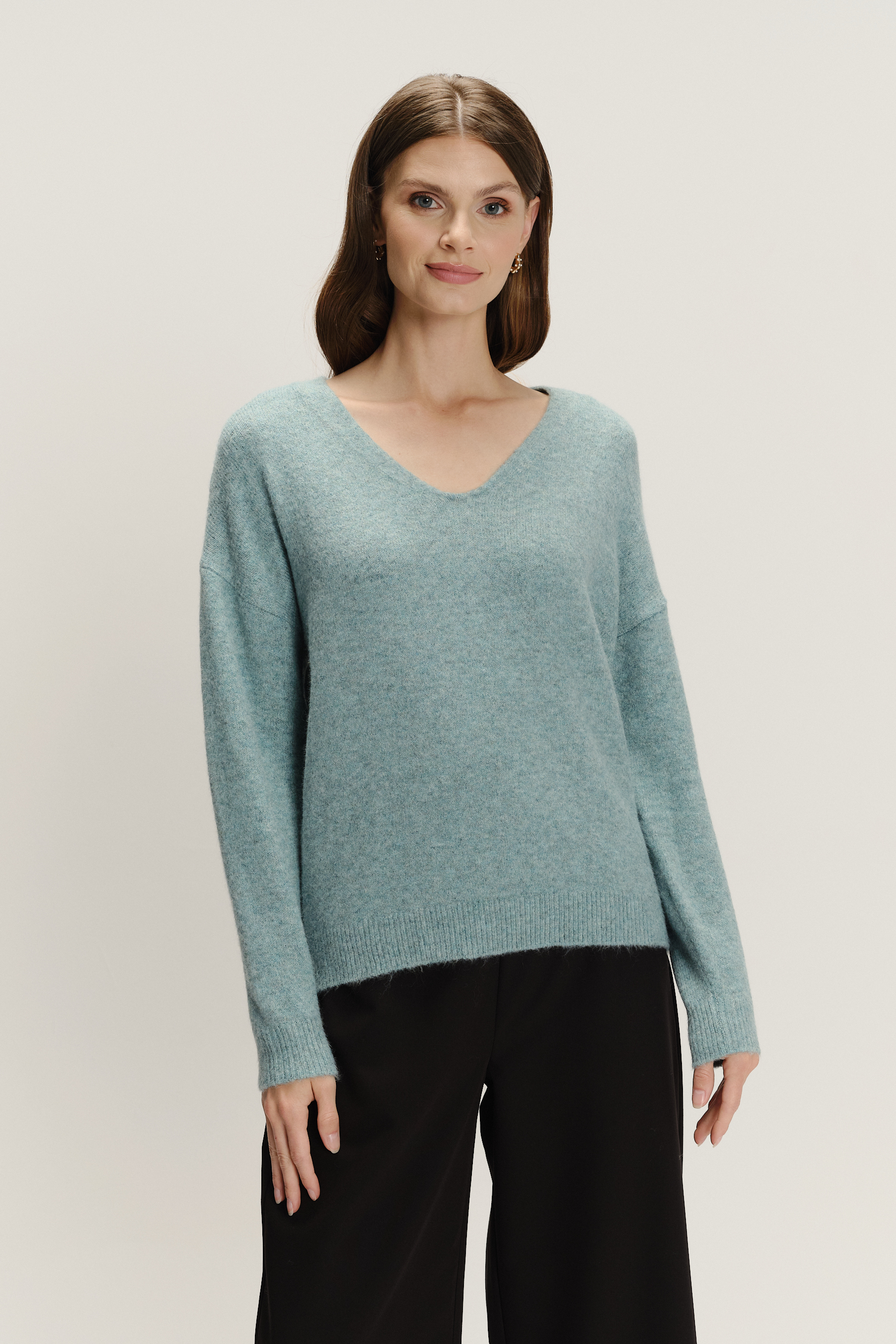 Luźny miękki sweter w miętowym kolorze