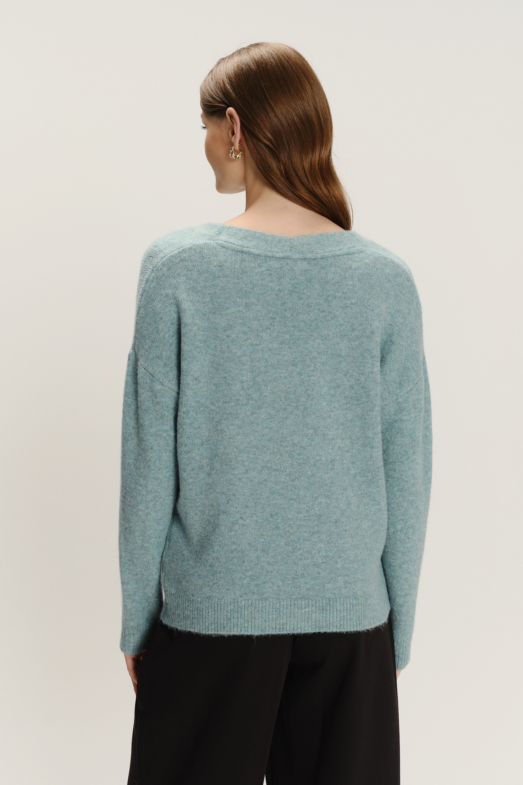 Luźny miękki sweter w miętowym kolorze