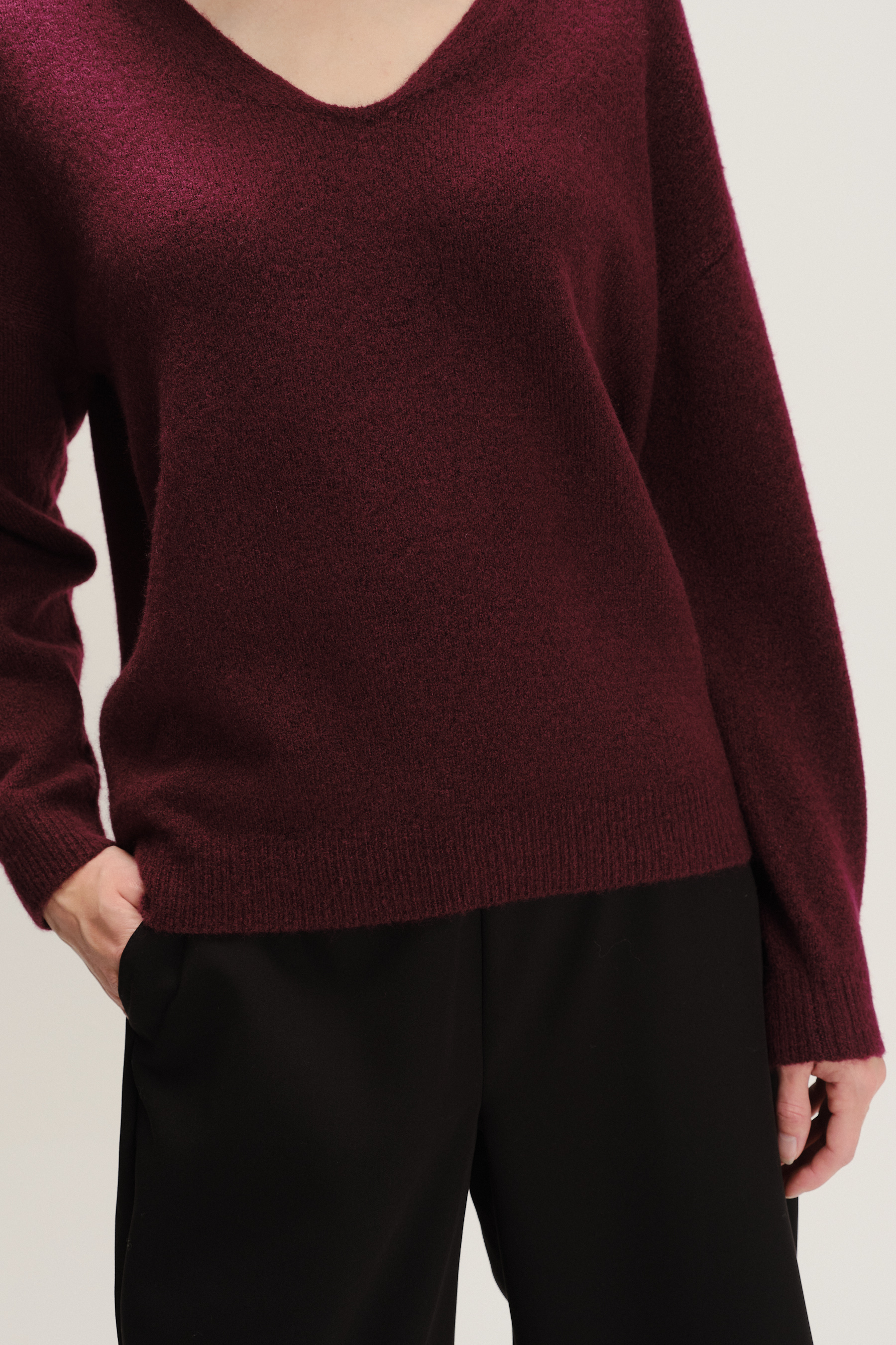Burgundowy sweter o luźnym fasonie