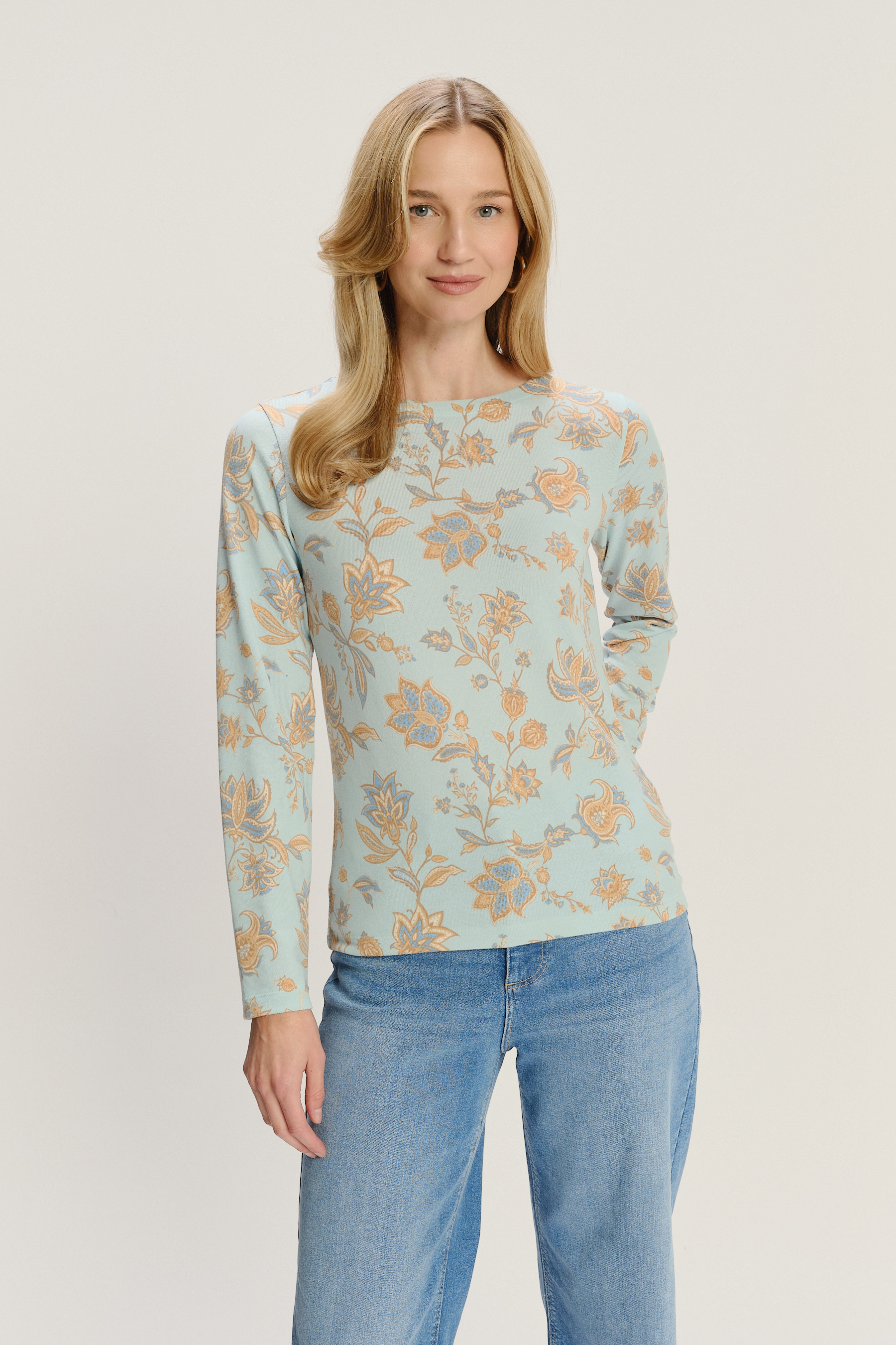 Dopasowany sweter w kwiaty w pastelowych kolorach