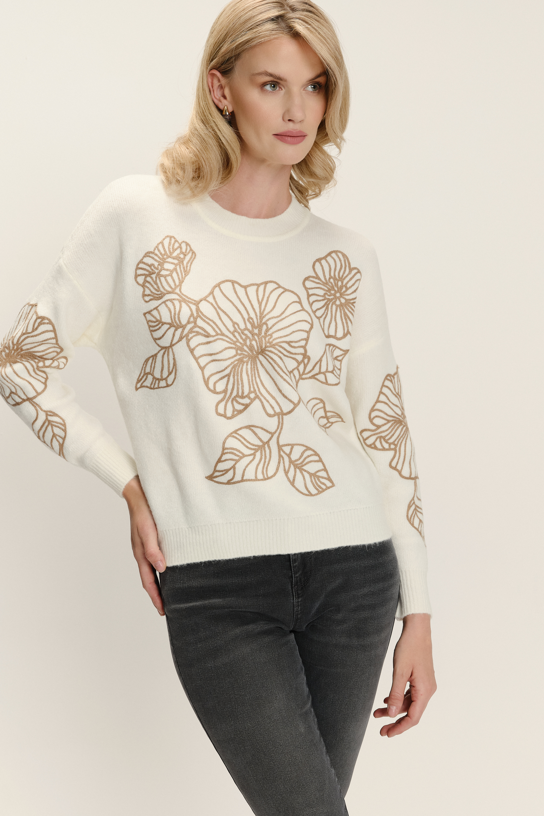 Stylowy biały sweter w złote kwiaty