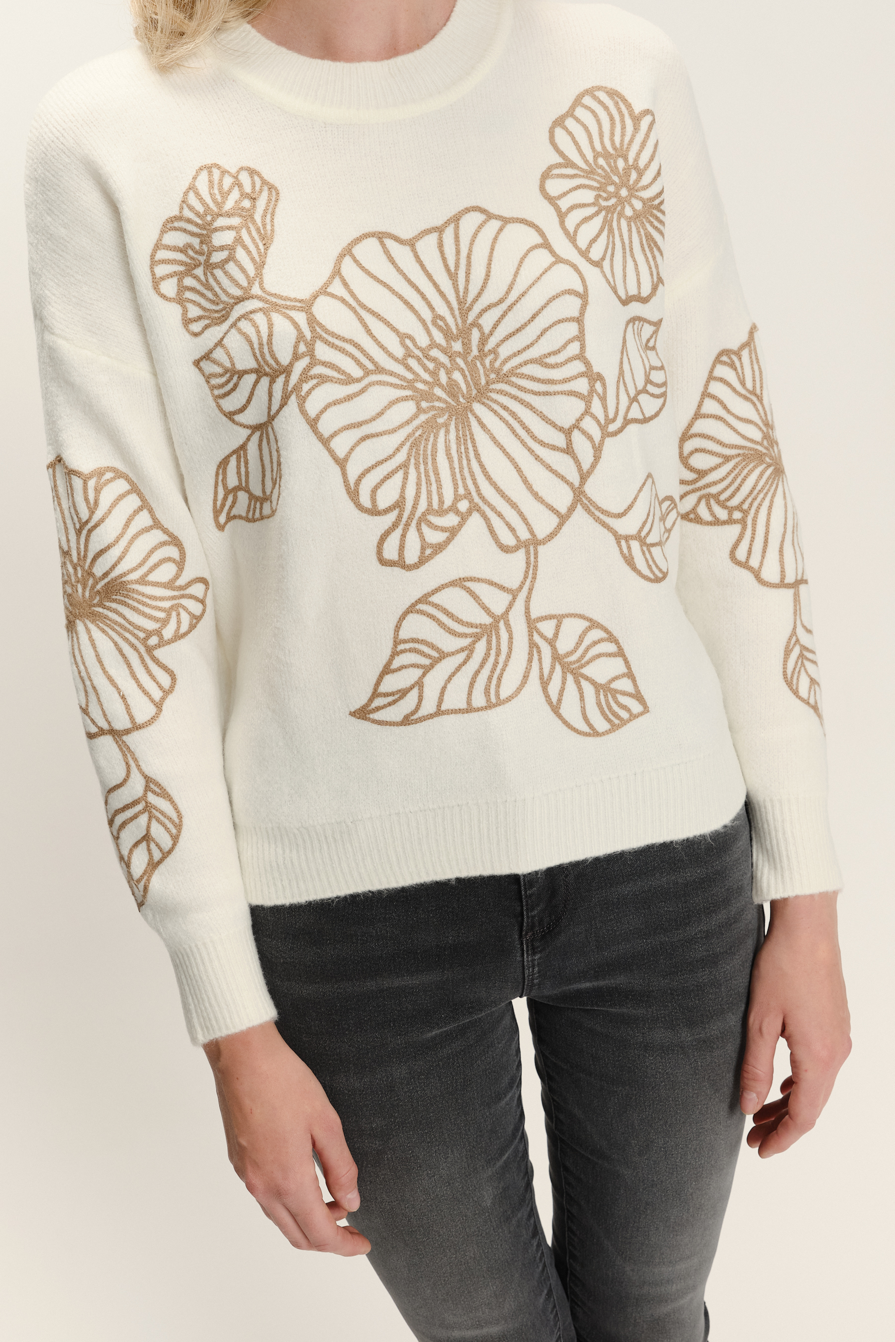 Stylowy biały sweter w złote kwiaty