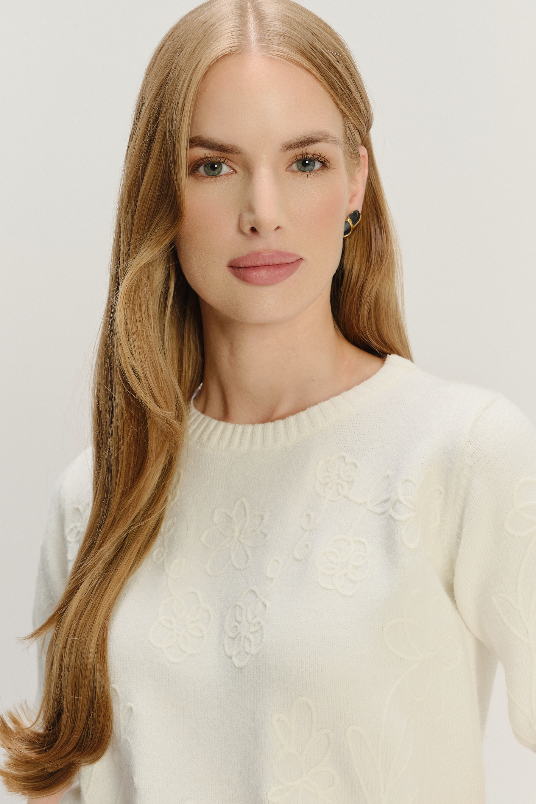 Sweter z krótkim rękawem z dodatkiem wiskozy kremowy