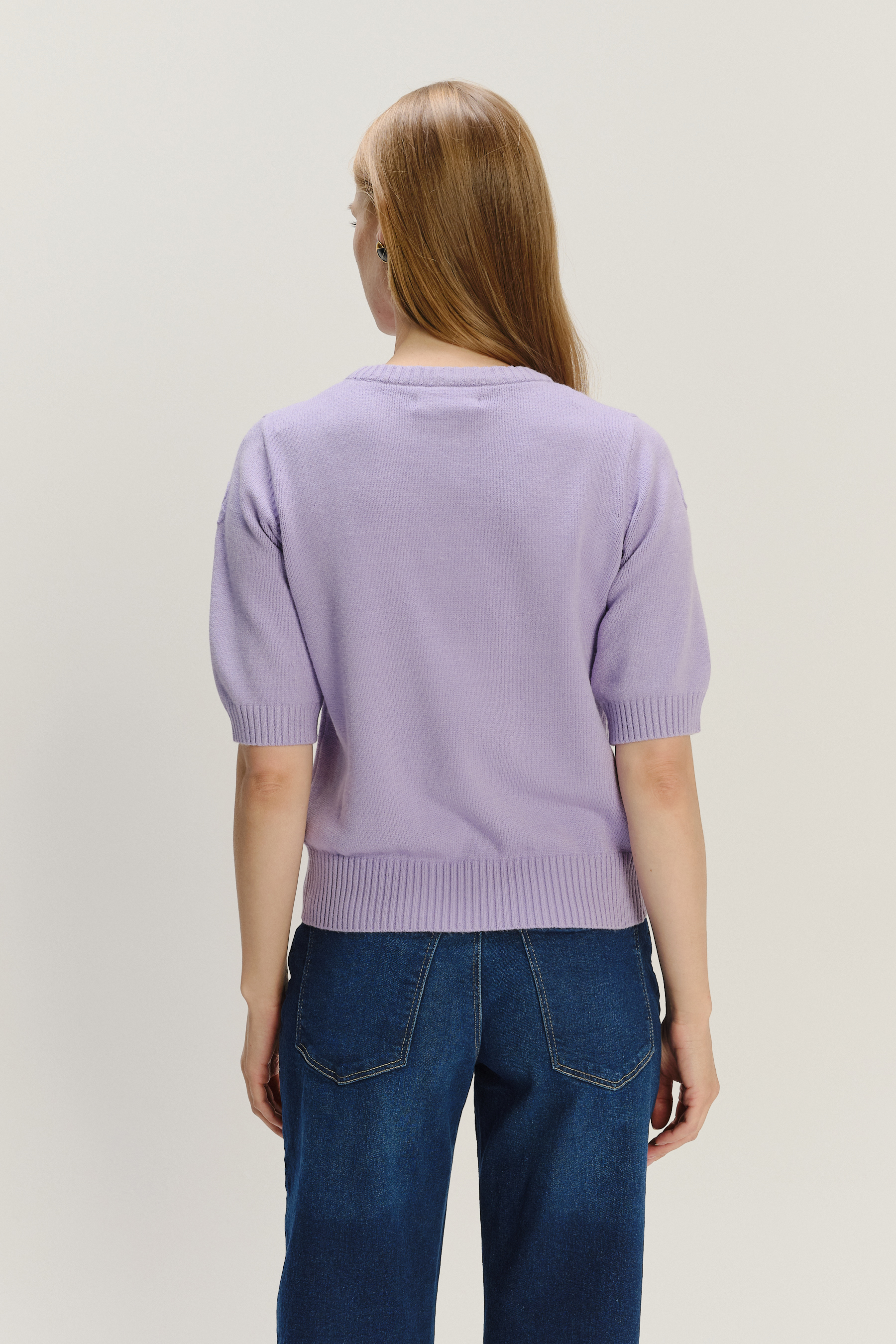 Lawendowy sweter z krótkim rękawem