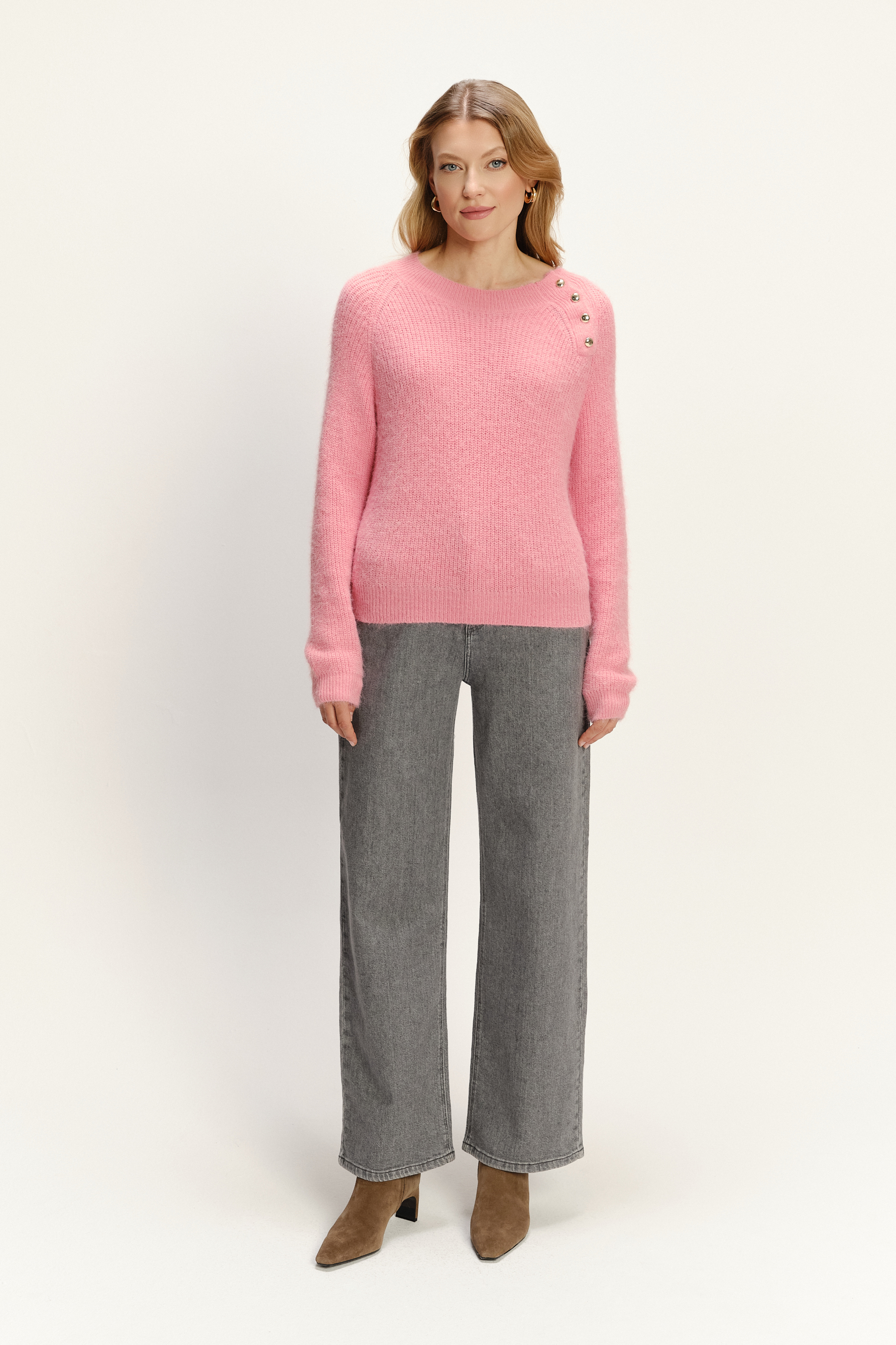 Jasnoróżowy sweter z domieszką wełny i dekoracyjnymi guzikami 