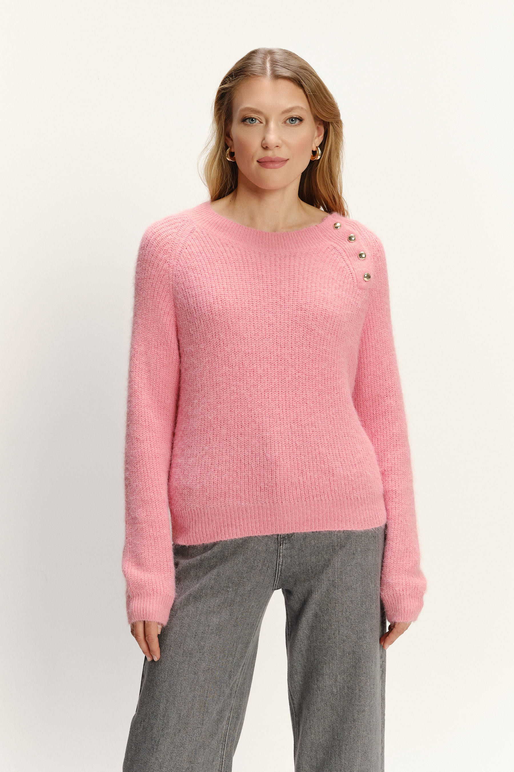 Jasnoróżowy sweter z domieszką wełny i dekoracyjnymi guzikami 