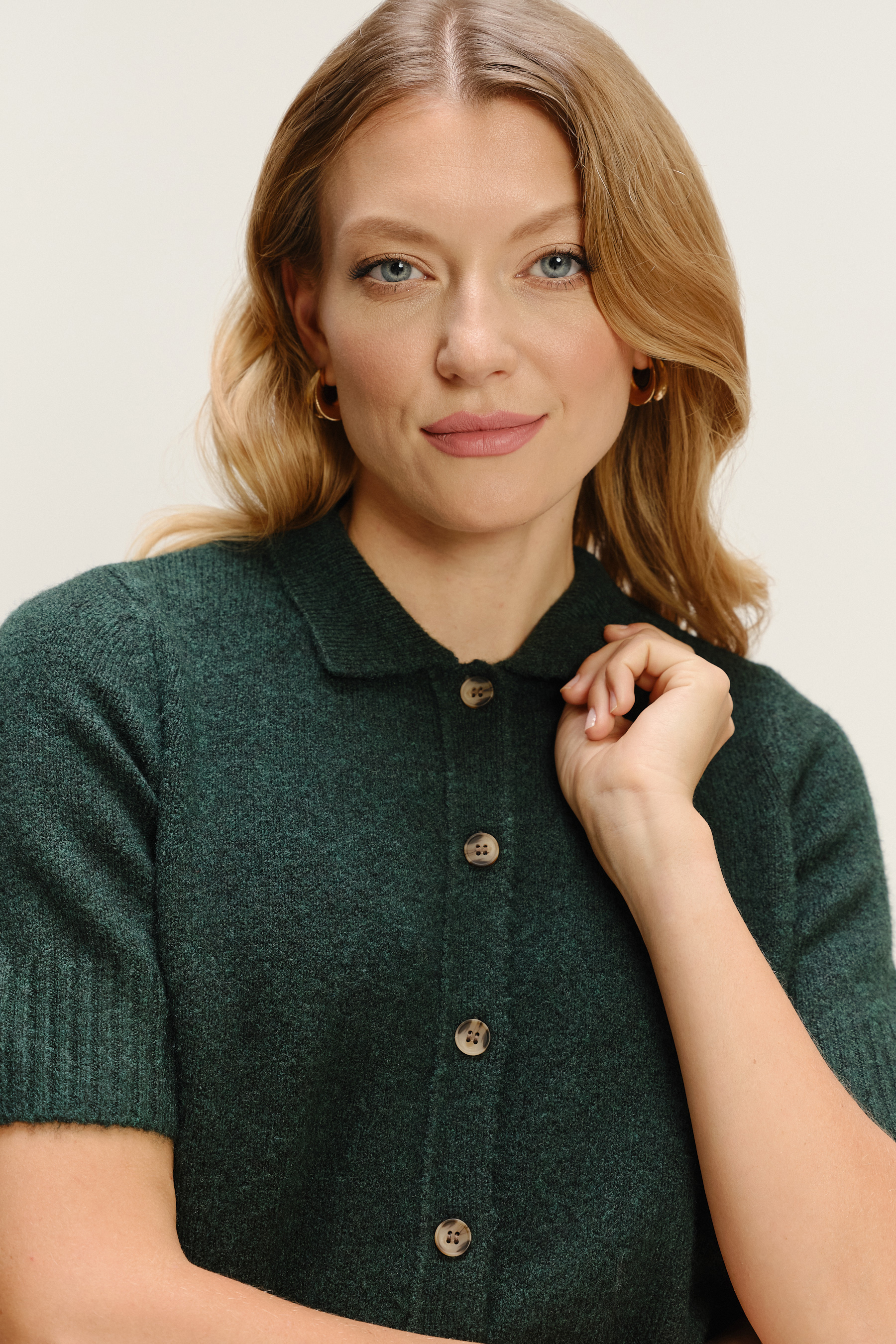 Ciemnozielony sweter z krótkim rękawem i kołnierzykiem