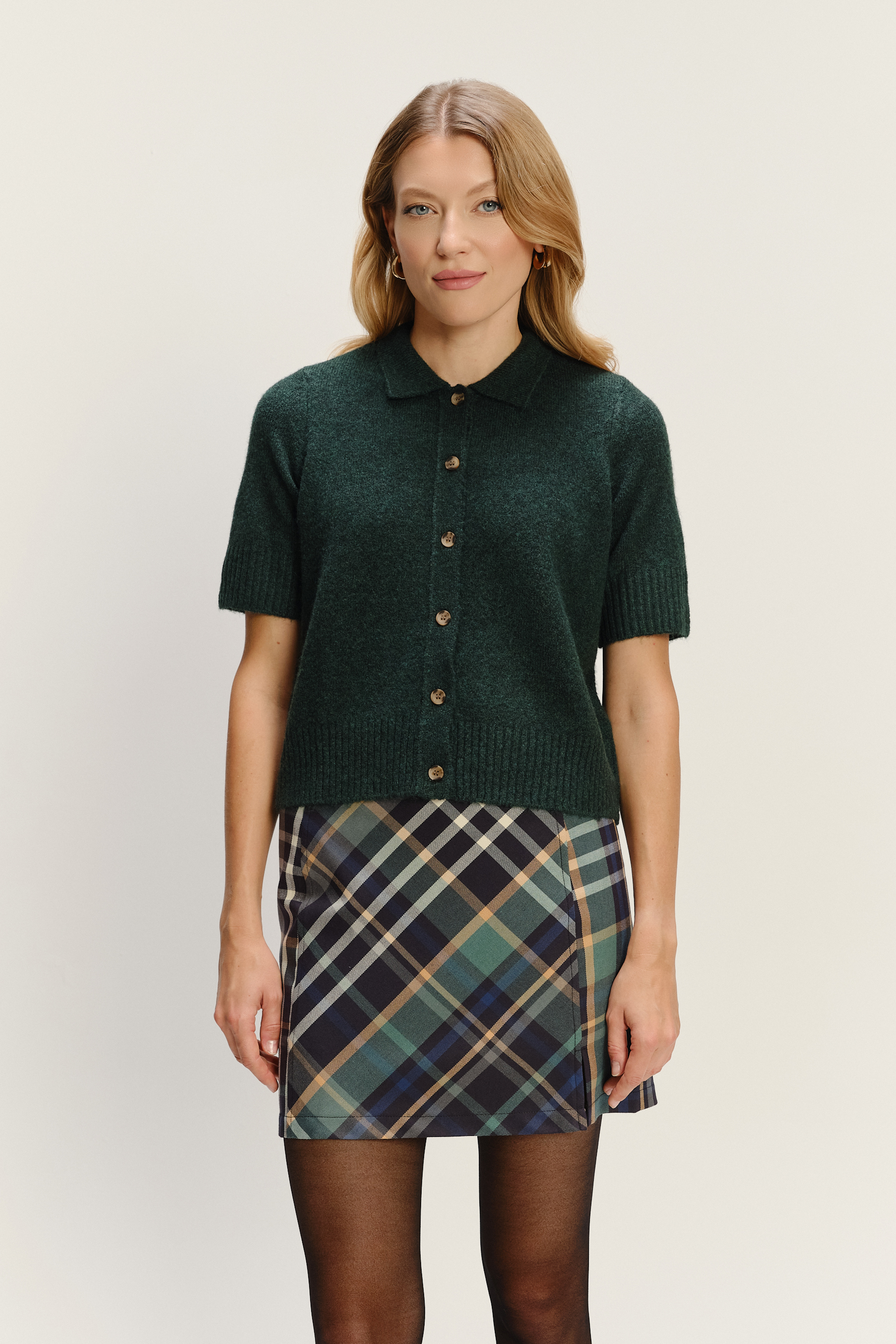 Ciemnozielony sweter z krótkim rękawem i kołnierzykiem