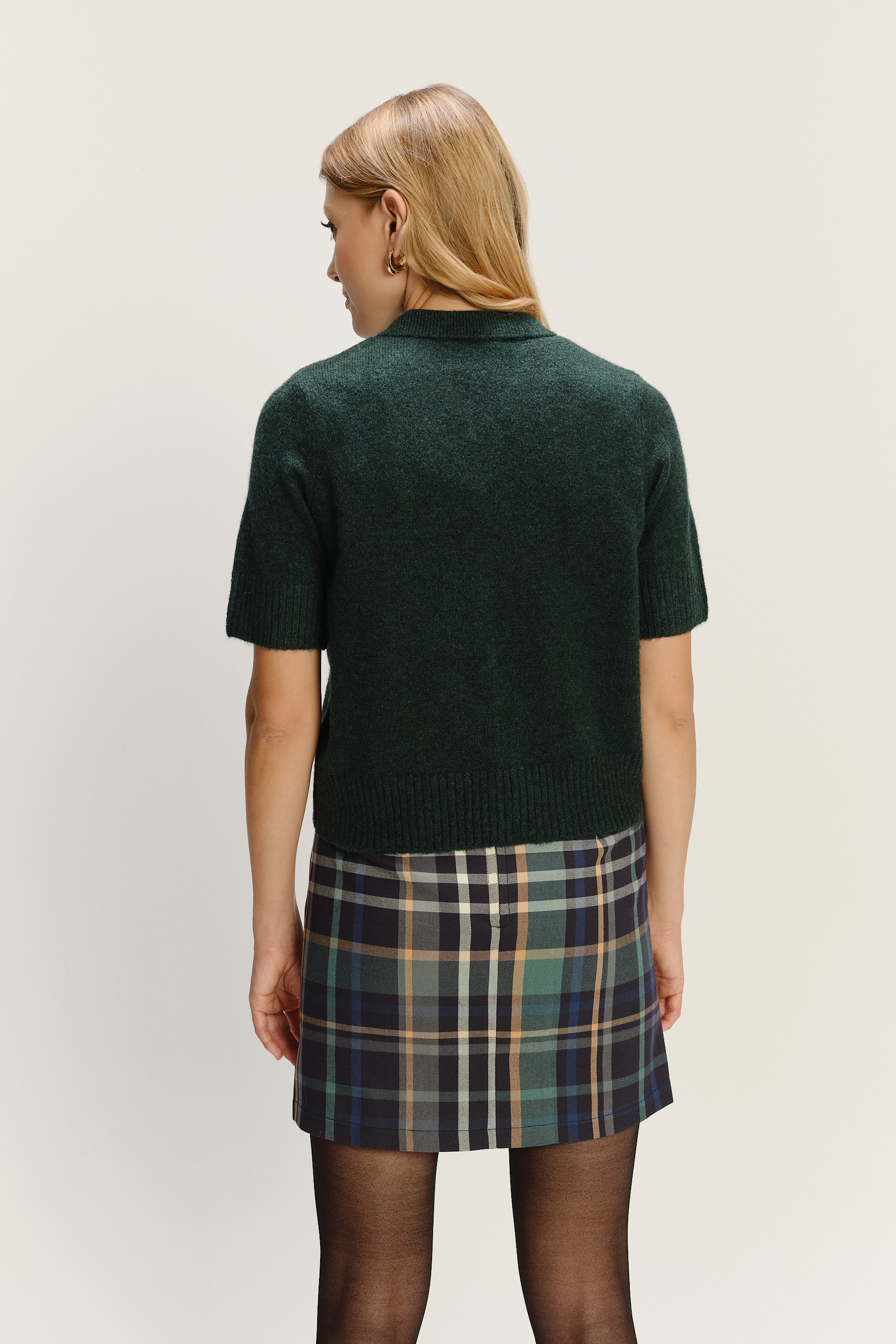 Ciemnozielony sweter z krótkim rękawem i kołnierzykiem