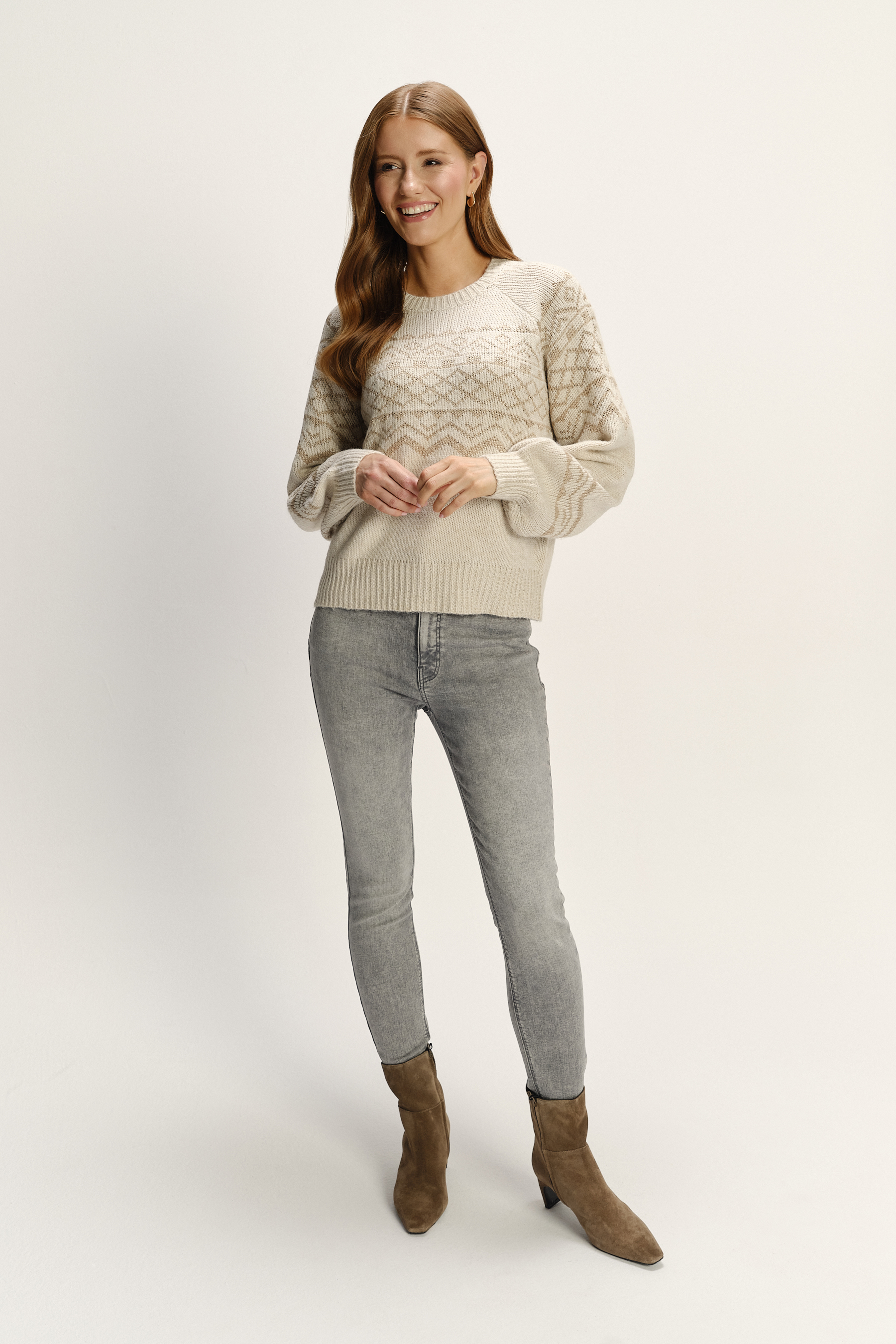 Beżowy sweter z dodatkiem wełny klasyczny wzór