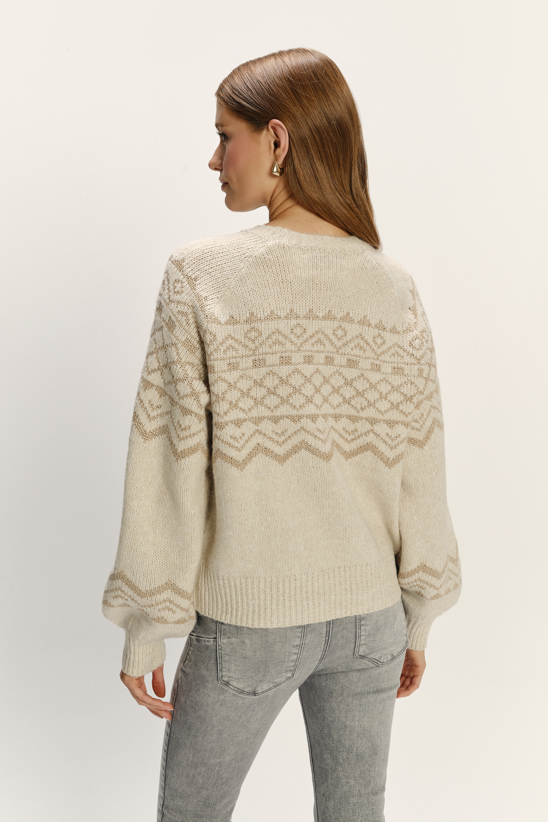 Beżowy sweter z dodatkiem wełny klasyczny wzór