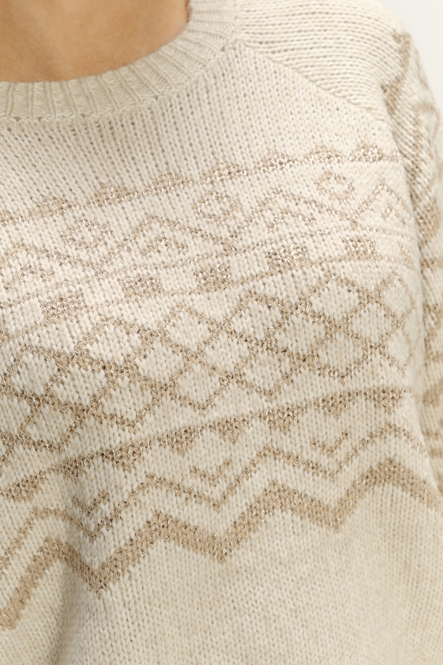 Beżowy sweter z dodatkiem wełny klasyczny wzór