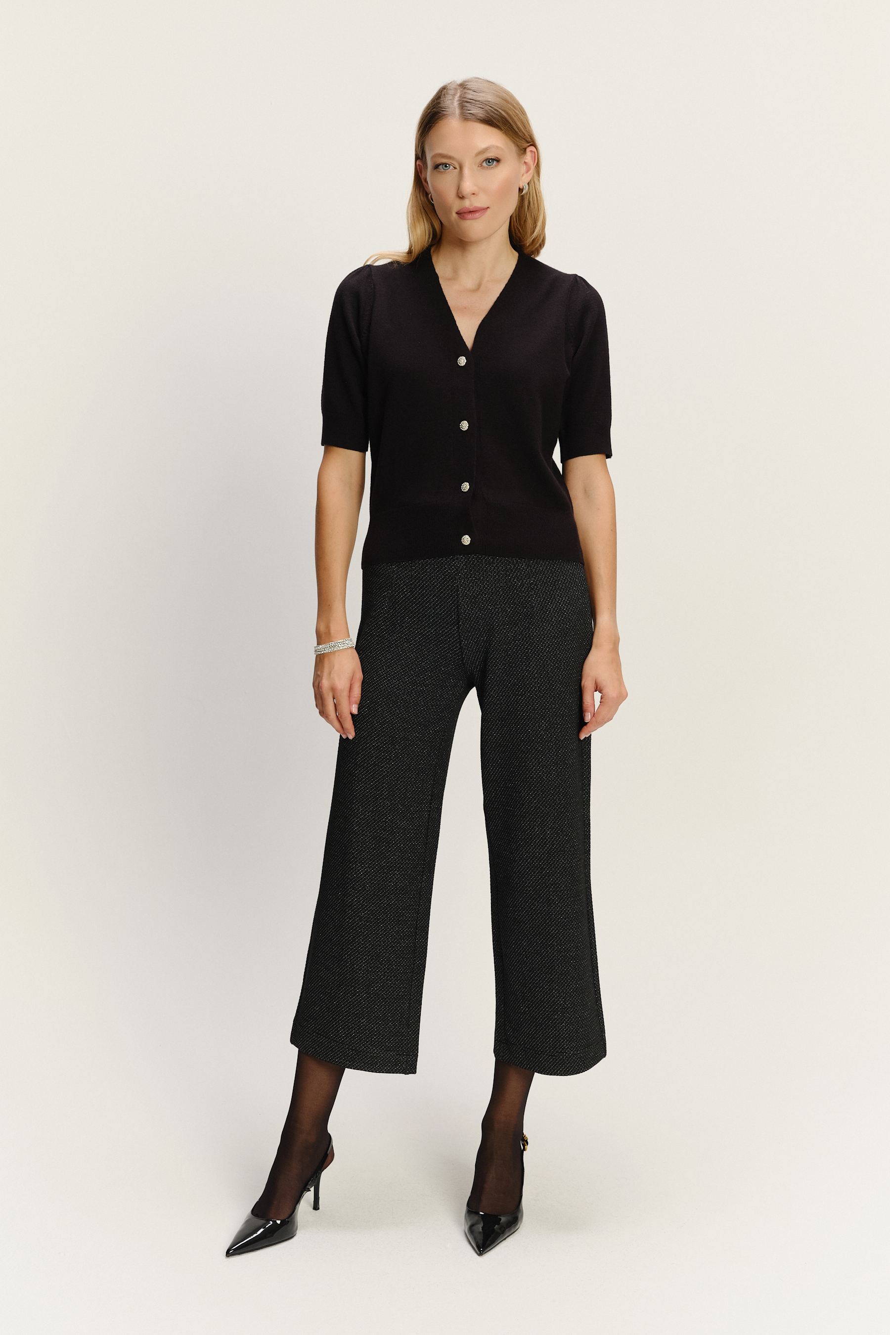 Zapinany na guziki czarny sweter z krótkim rękawem