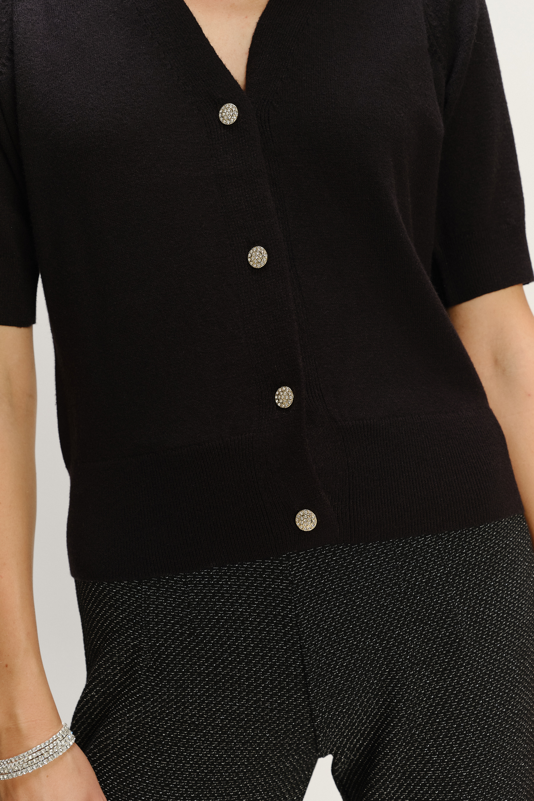 Zapinany na guziki czarny sweter z krótkim rękawem