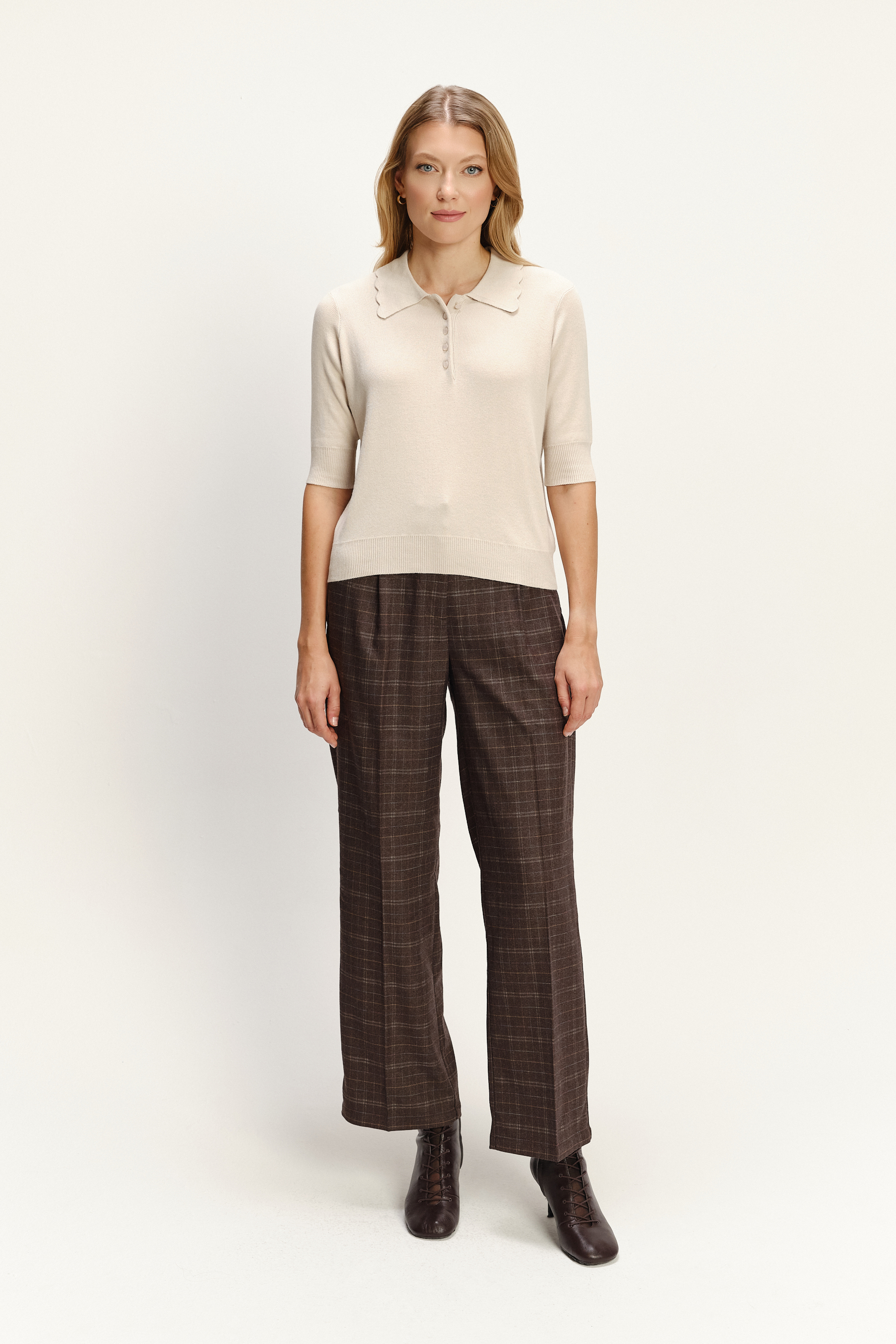 Kremowy sweter z ozdobnym kołnierzykiem