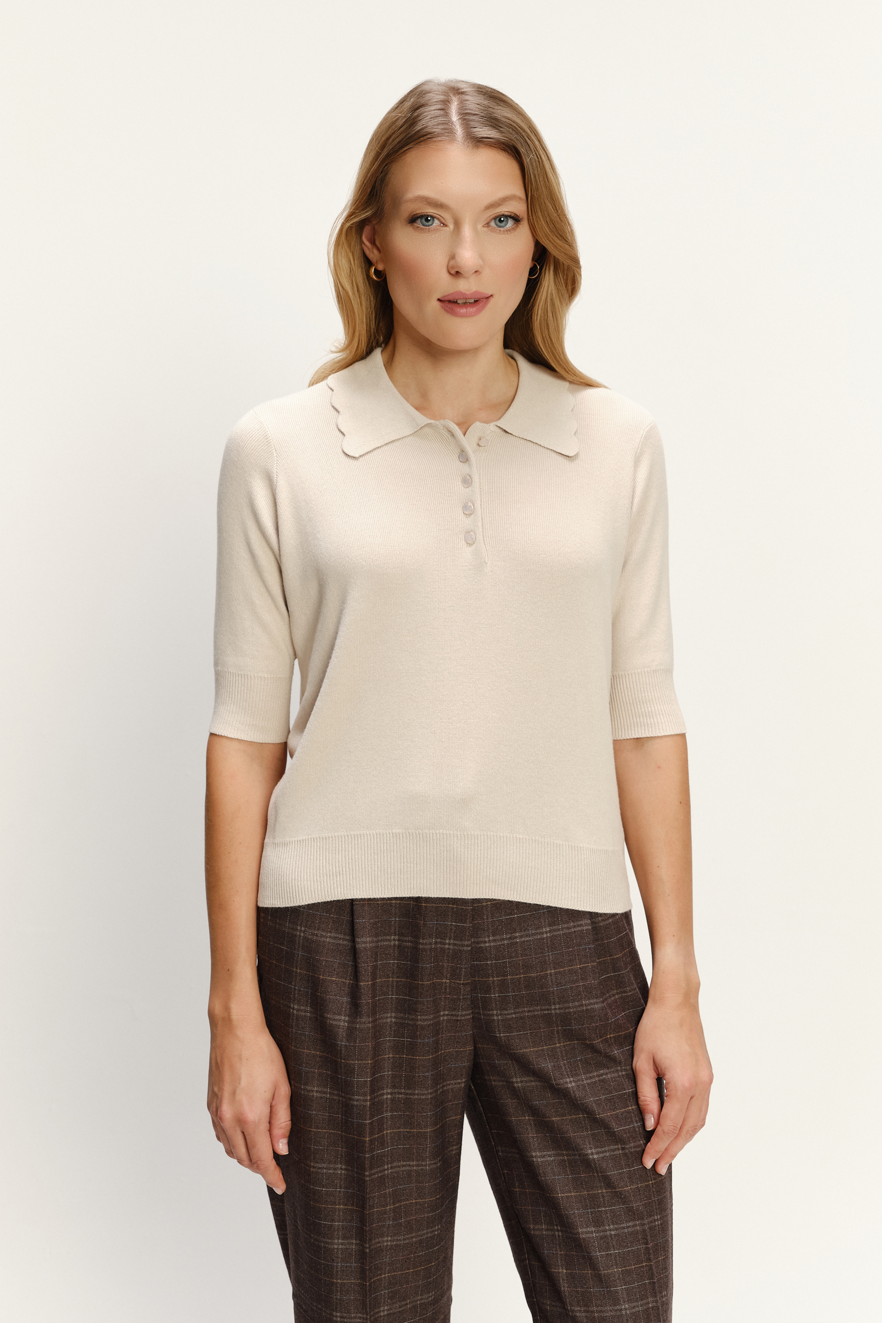 Kremowy sweter z ozdobnym kołnierzykiem