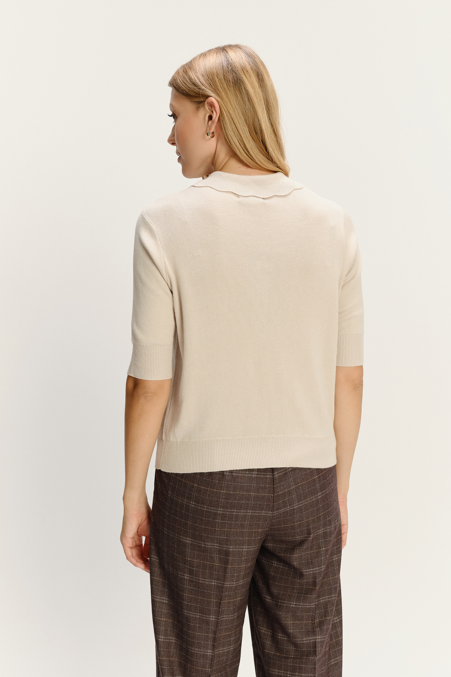 Kremowy sweter z ozdobnym kołnierzykiem