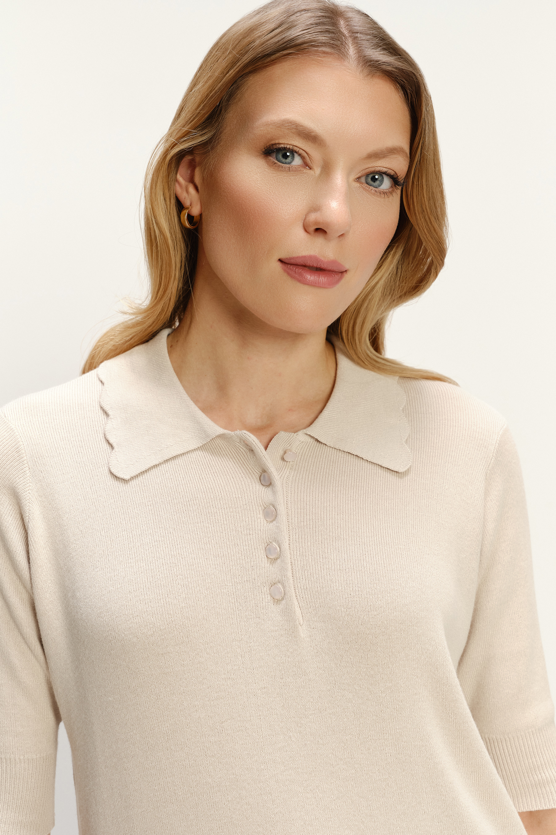 Kremowy sweter z ozdobnym kołnierzykiem