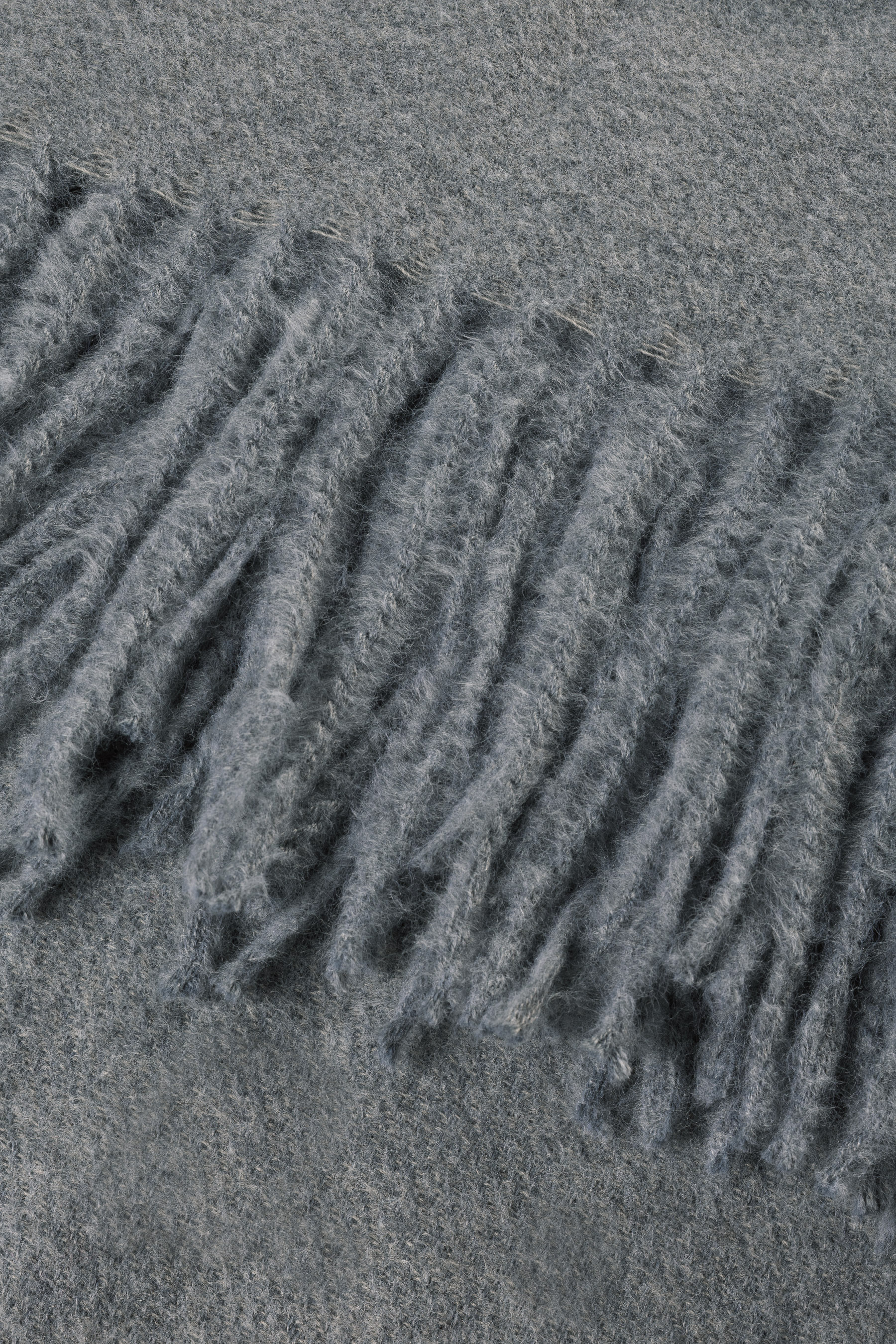 Klasyczny, ciemnoszary szalik z frędzlami