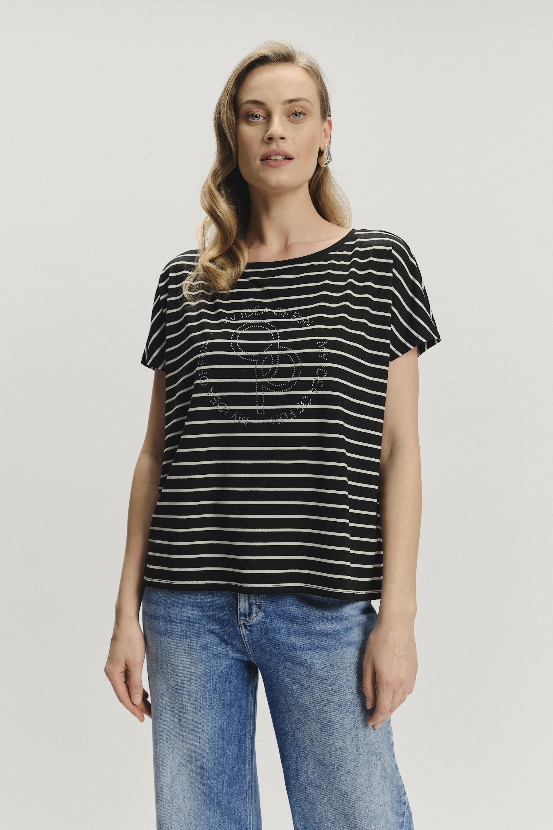 Luźny czarny top z drobne paski