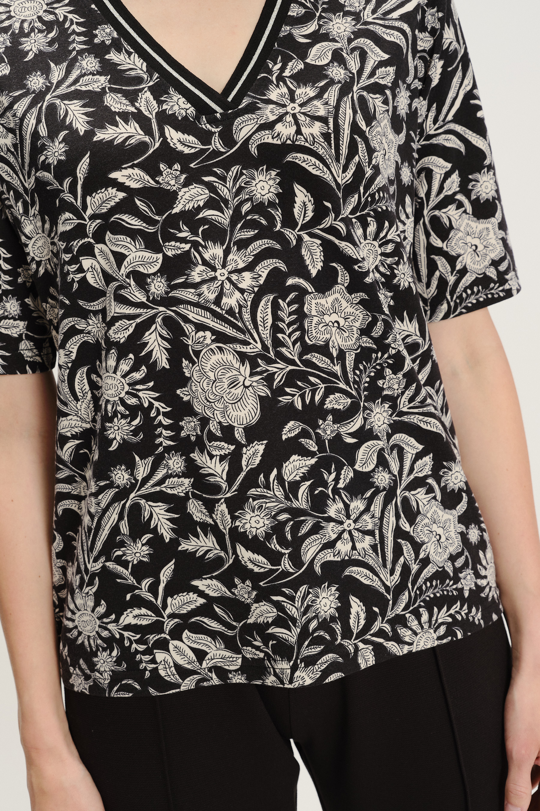 Czarny T-shirt z roślinnym printem