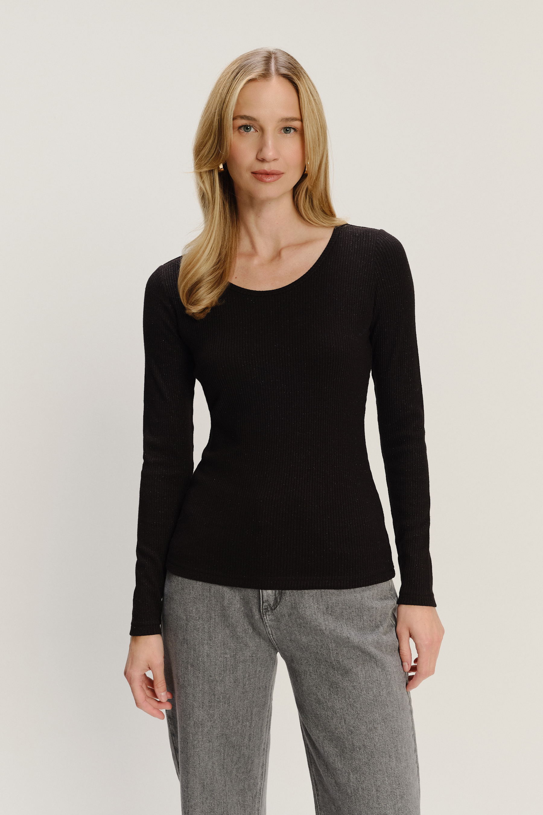 Czarny dopasowany longsleeve z błyszczącą nitką