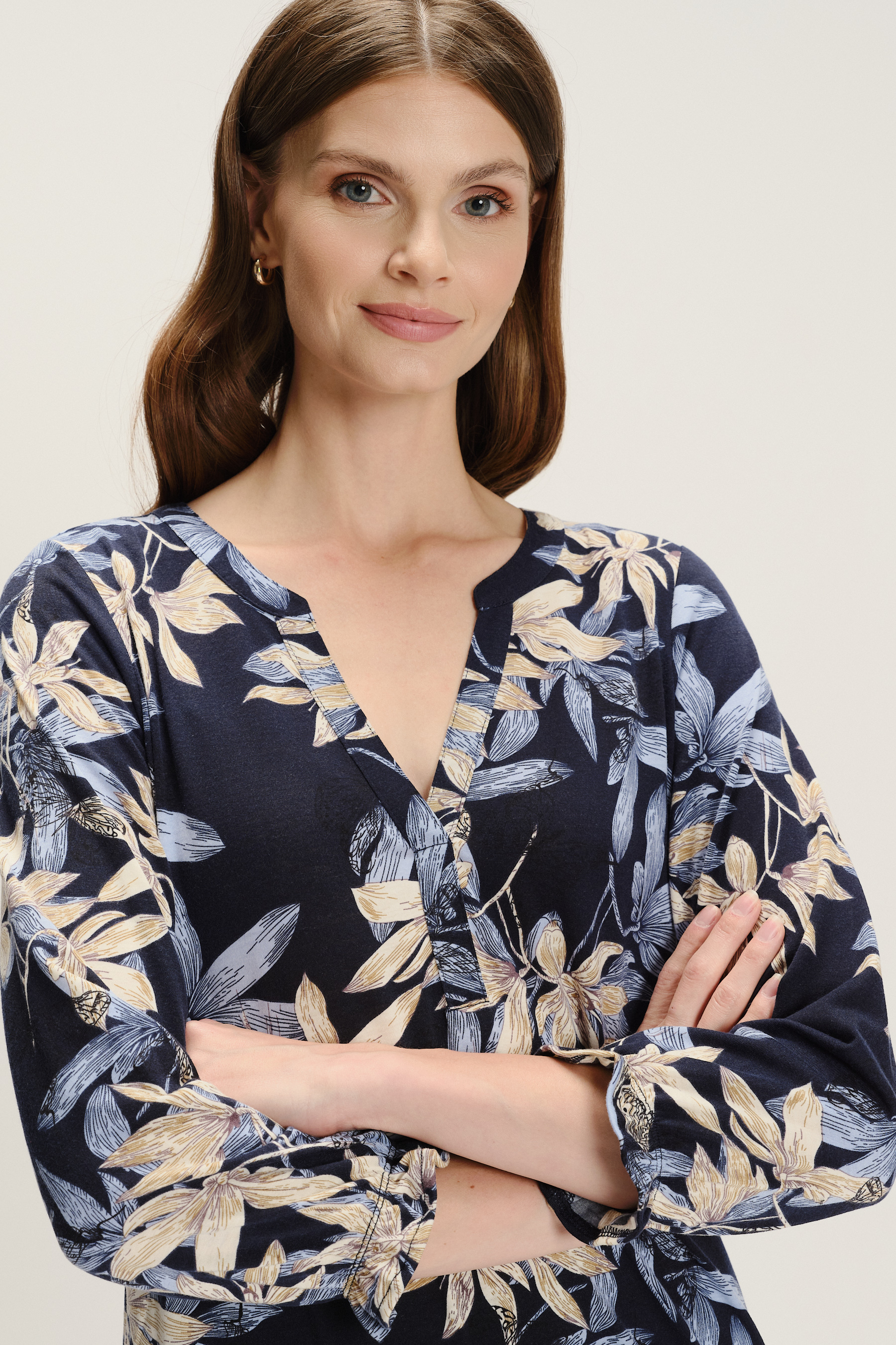Czarny top w beżowo-niebieskie kwiaty