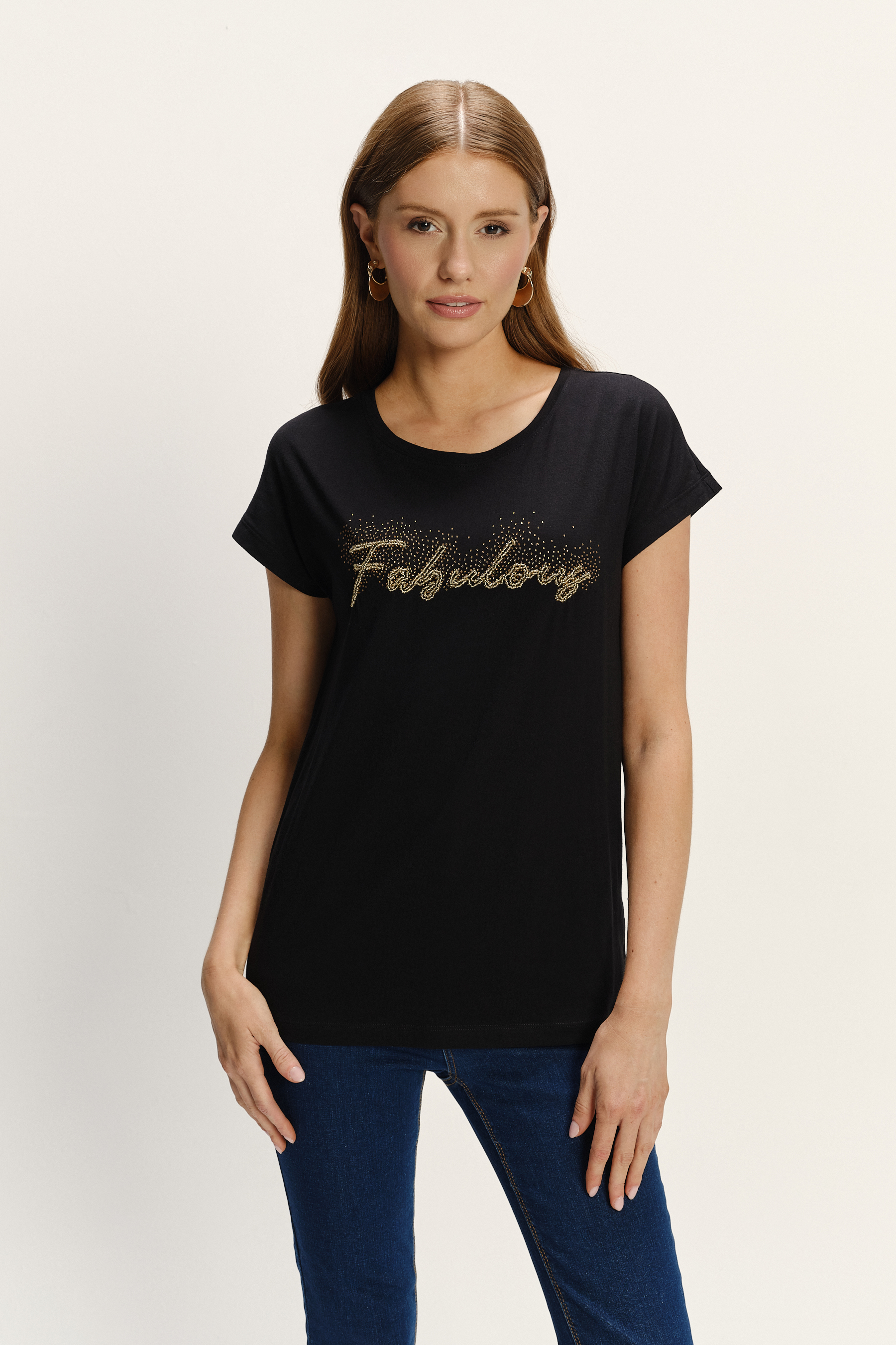 Czarny top z połyskującym napisem z przodu