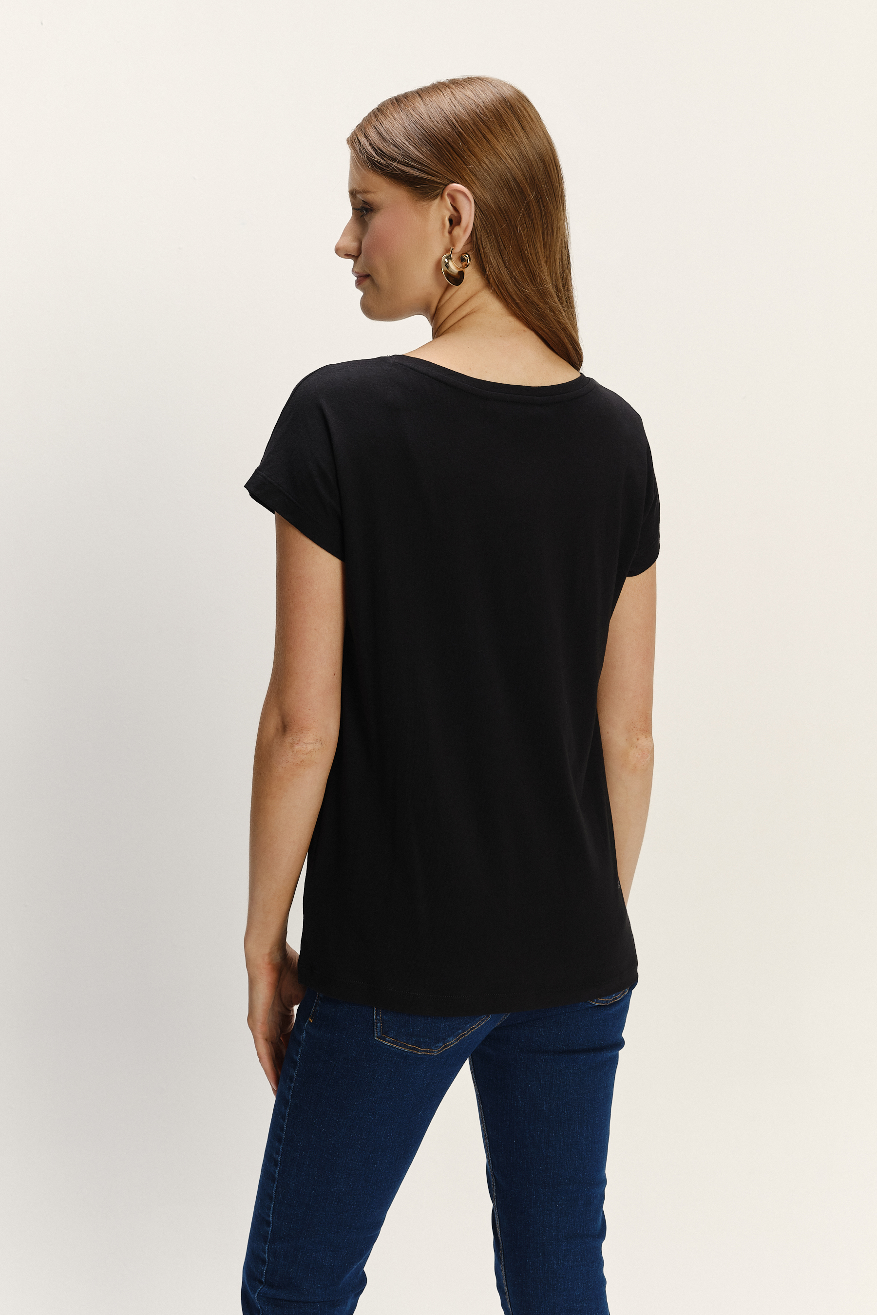 Czarny top z połyskującym napisem z przodu