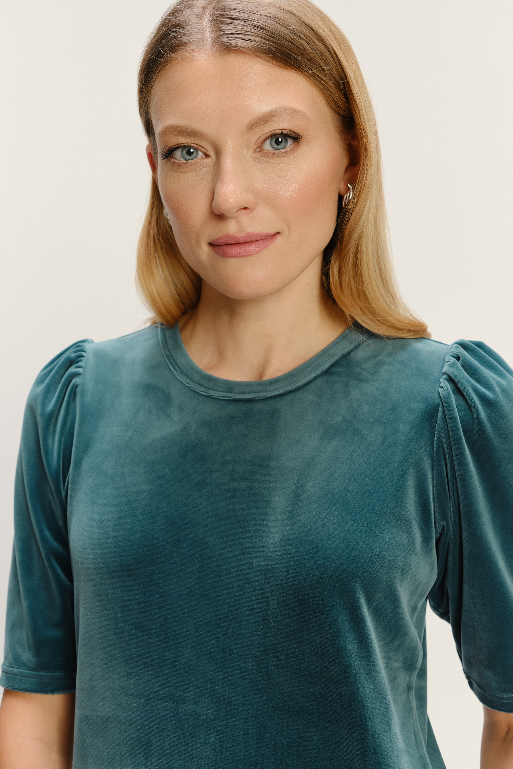 Turkusowy top z bufiastymi rękawami