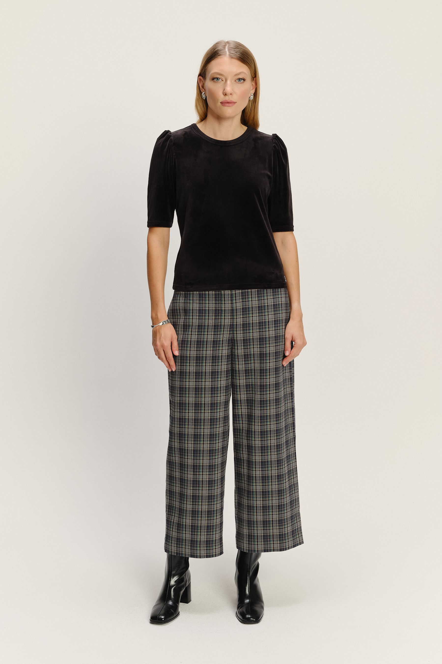 Czarny efektowny top z krótkimi bufiastymi rękawami