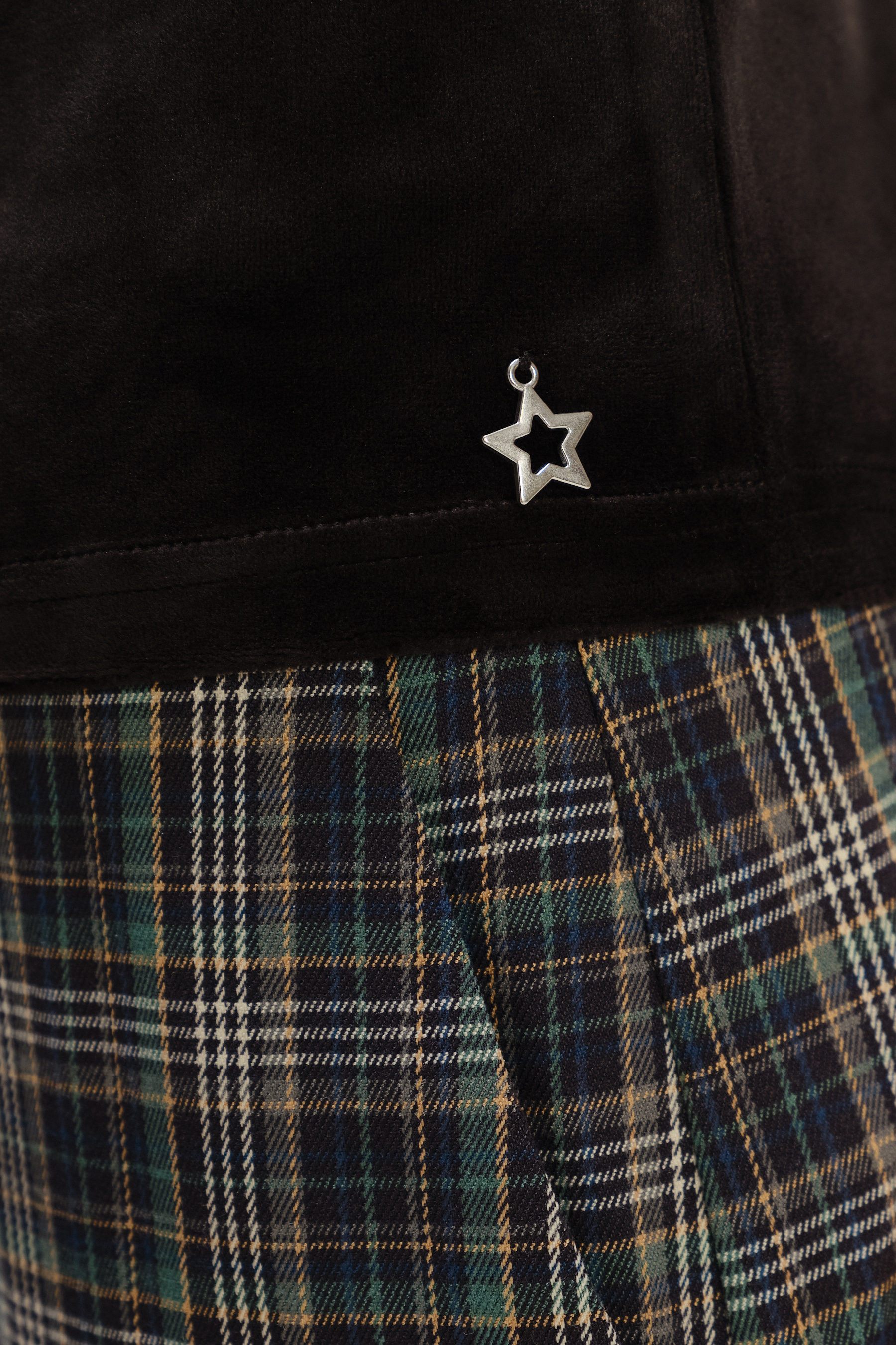 Czarny efektowny top z krótkimi bufiastymi rękawami