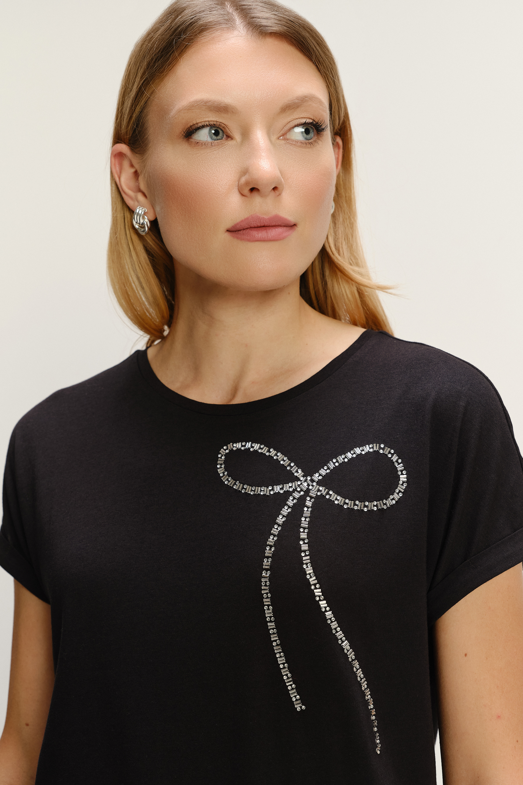 Bawełniano-wiskozowy czarny top z uroczym nadrukiem