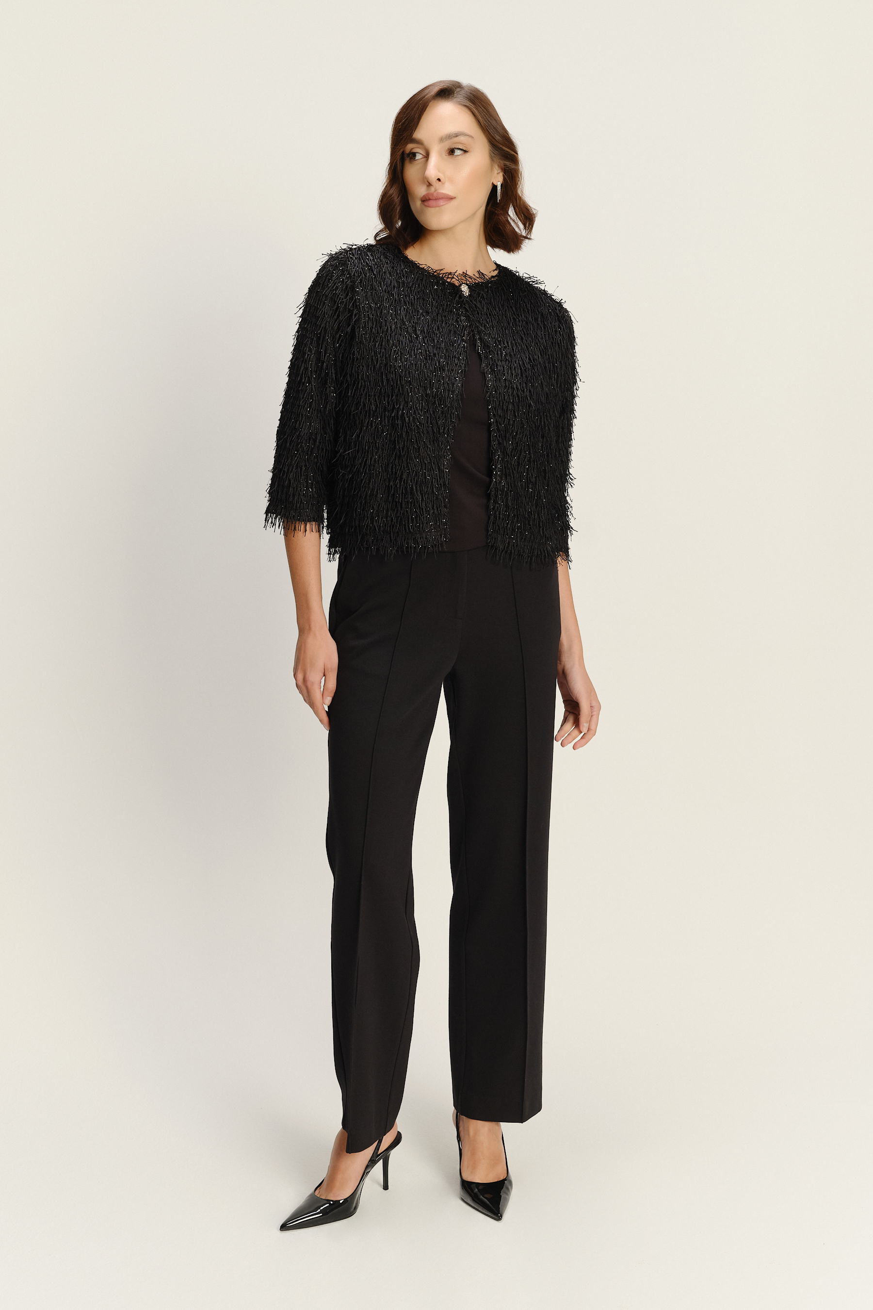 Czarny żakiet z efektownym wykończeniem