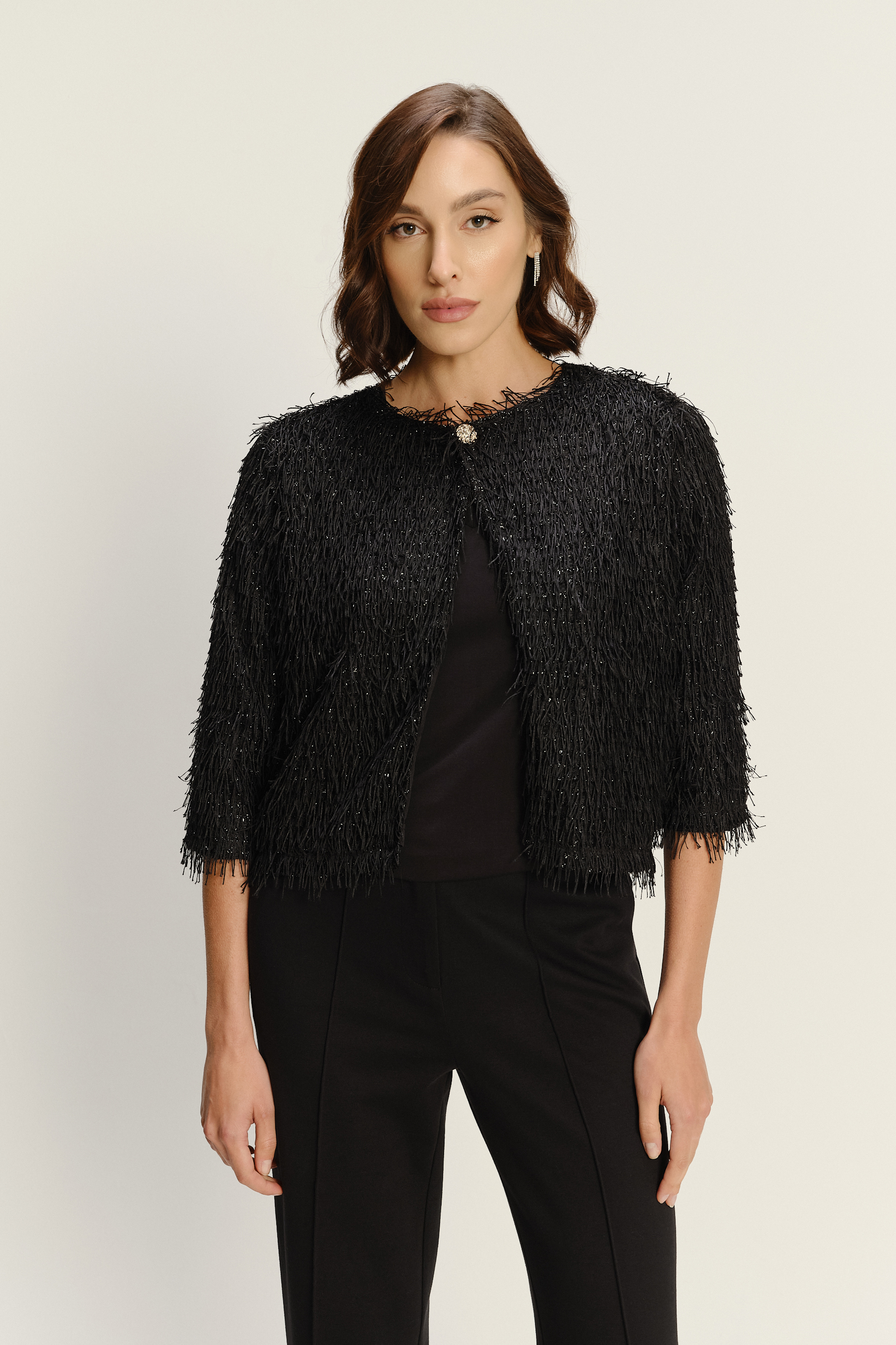 Czarny żakiet z efektownym wykończeniem