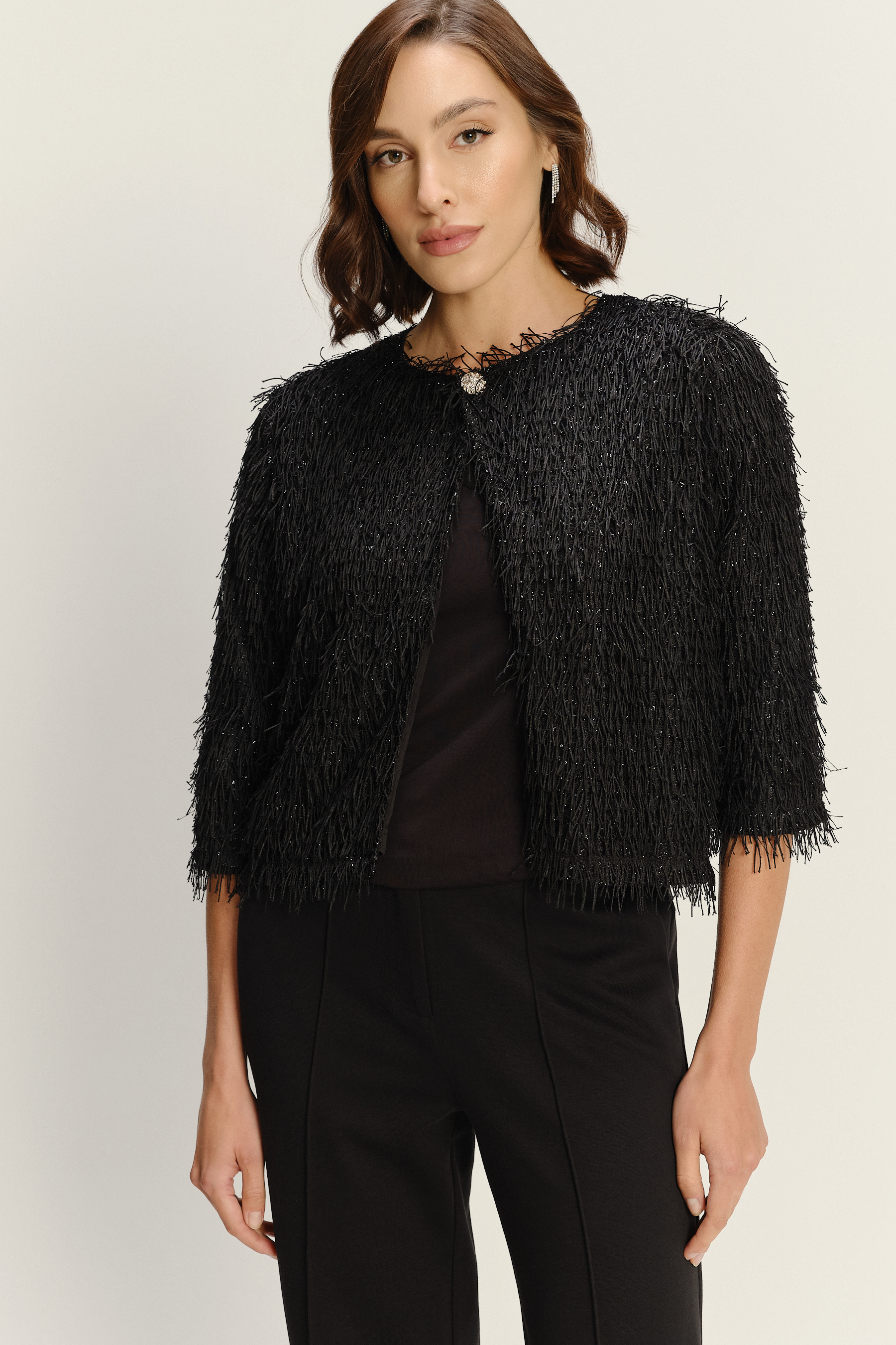 Czarny żakiet z efektownym wykończeniem